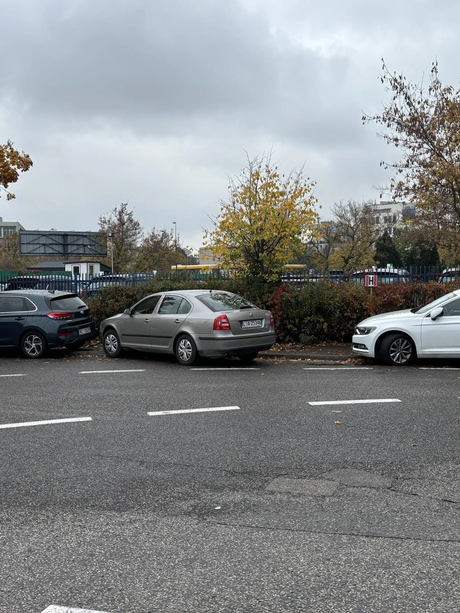 ? Rozumiem że parkowanie równoległe jest zbyt ciężkie?