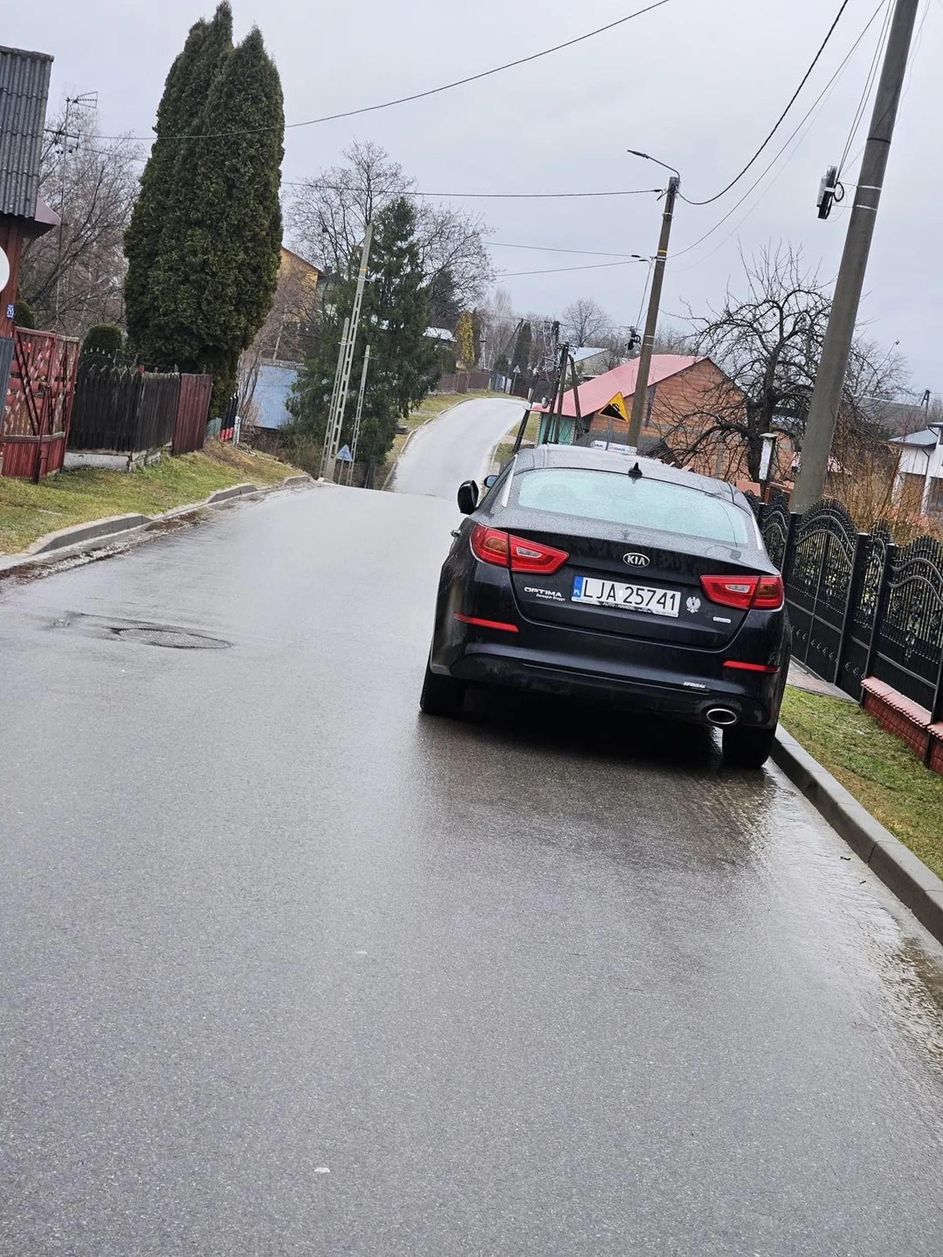 Bezmyślne parkowanie, które moze spowodowac wypadek