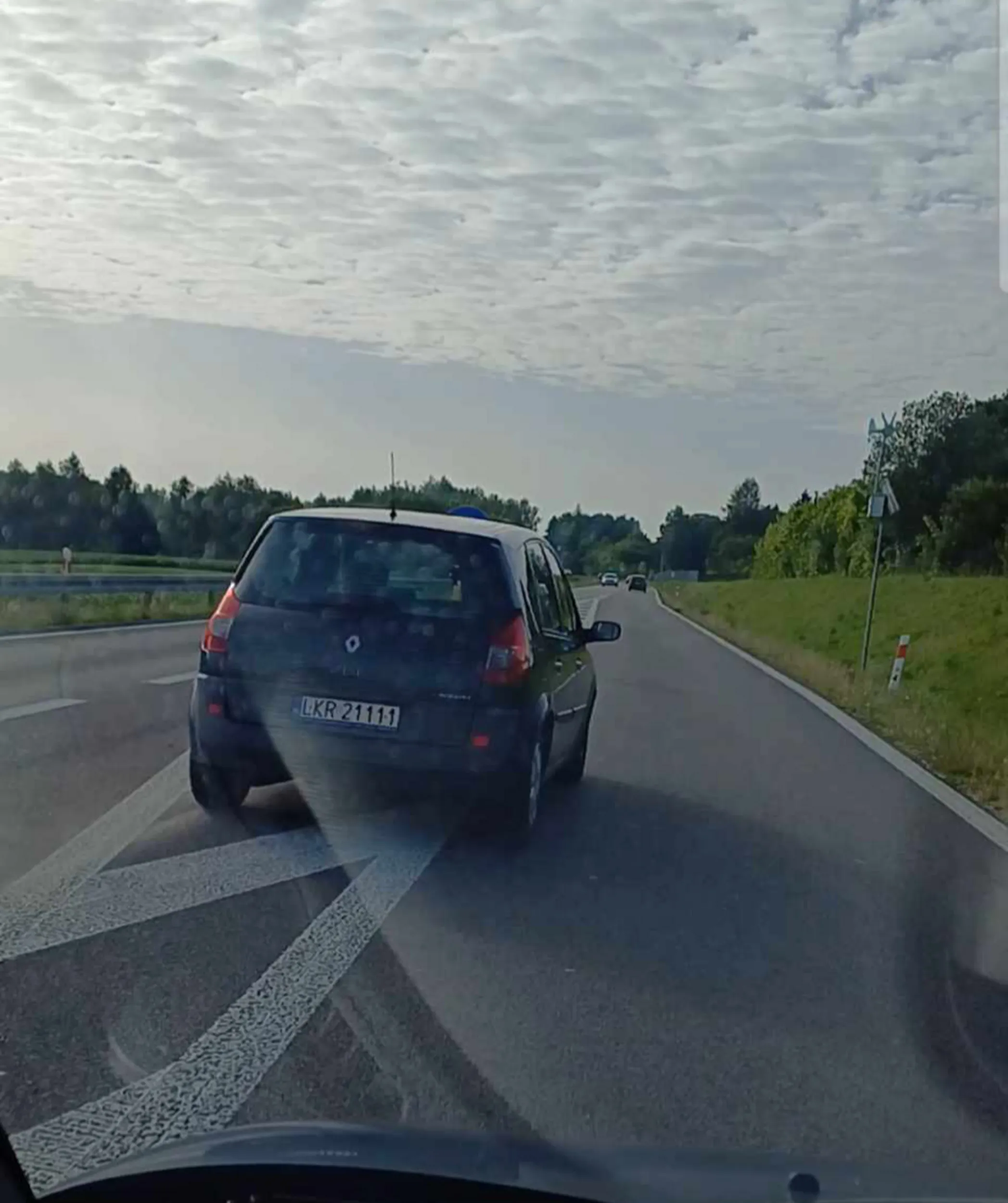 To dopiero agent. Wyprzedza na podwójnej pod prąd i przed wysepką mało brakowało i by człowiek był w rowie