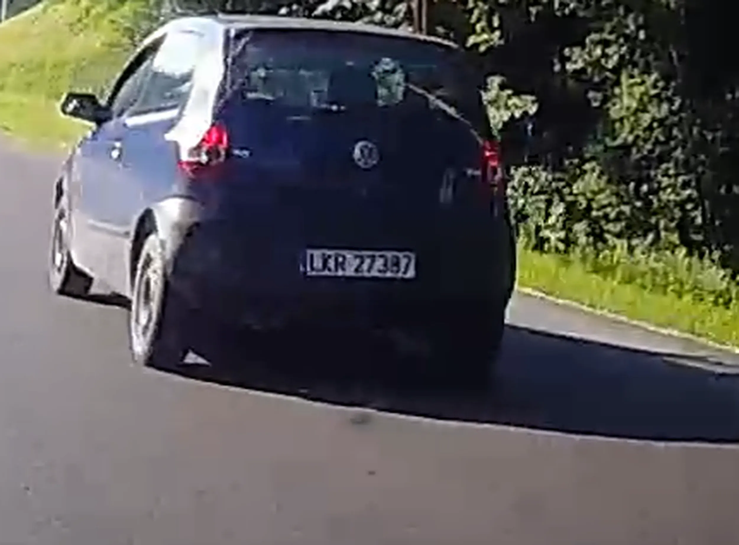 Gość całą drogę rozmawia przez telefon i jeździ po obu pasach jakby cała droga była jego. Po wyprzedzeniu go zgodnie z przepisami na pustej drodze typ siedzi na zderzaku, jedzie za tobą i na wyjeżdża swoim zabytkiem na środek drogi blokując ruch na obu pasach i grozi przez szybę oraz blokuje drzwi i dalszą jazdę. Jakiś sfrustrowany typ koło 50 z problemami emocjonalnymi bo ktoś raczył go wyprzedzić.