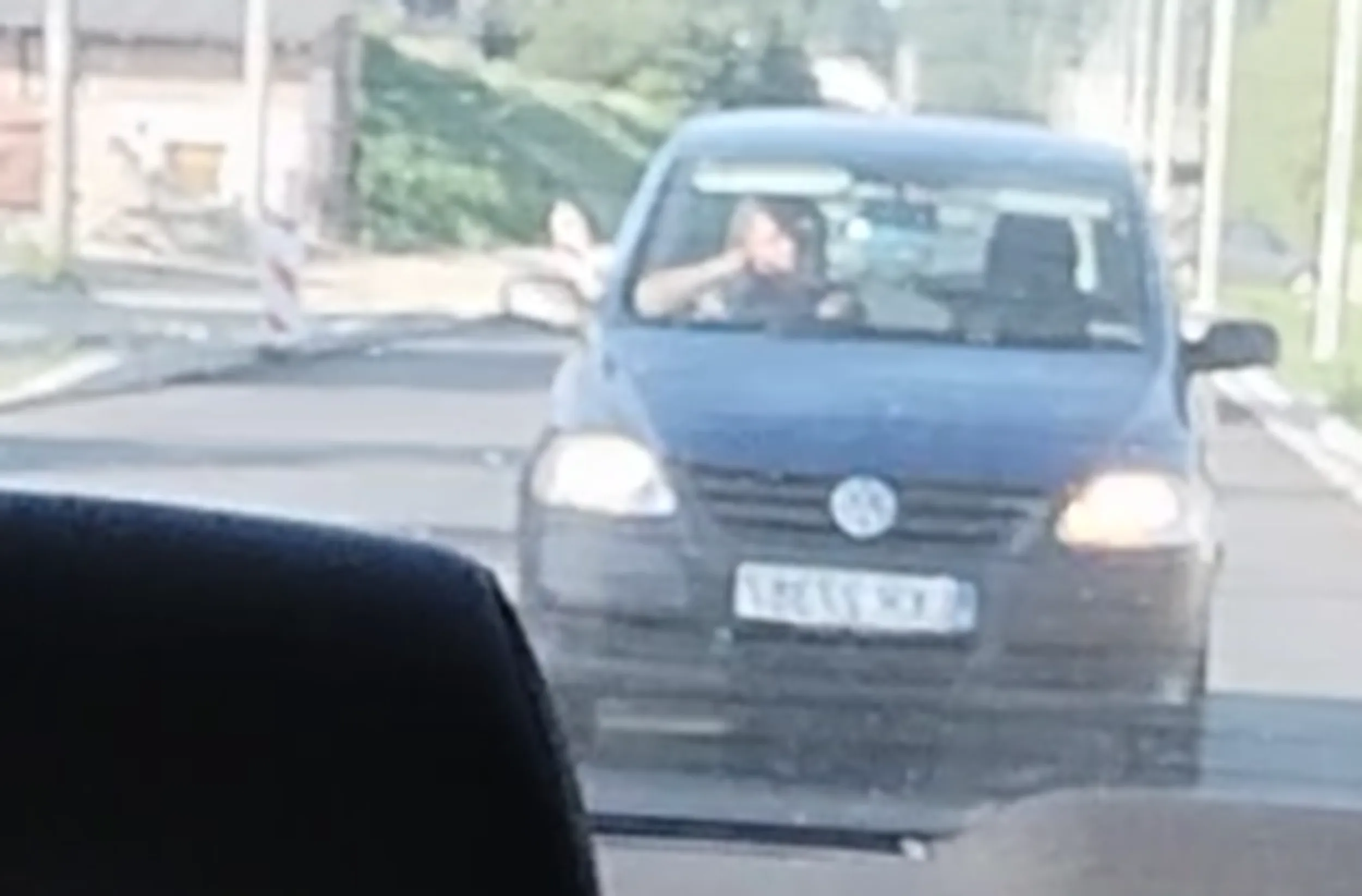 Gość całą drogę rozmawia przez telefon i jeździ po obu pasach jakby cała droga była jego. Po wyprzedzeniu go zgodnie z przepisami na pustej drodze typ siedzi na zderzaku, jedzie za tobą i na wyjeżdża swoim zabytkiem na środek drogi blokując ruch na obu pasach i grozi przez szybę oraz blokuje drzwi i dalszą jazdę. Jakiś sfrustrowany typ koło 50 z problemami emocjonalnymi bo ktoś raczył go wyprzedzić.