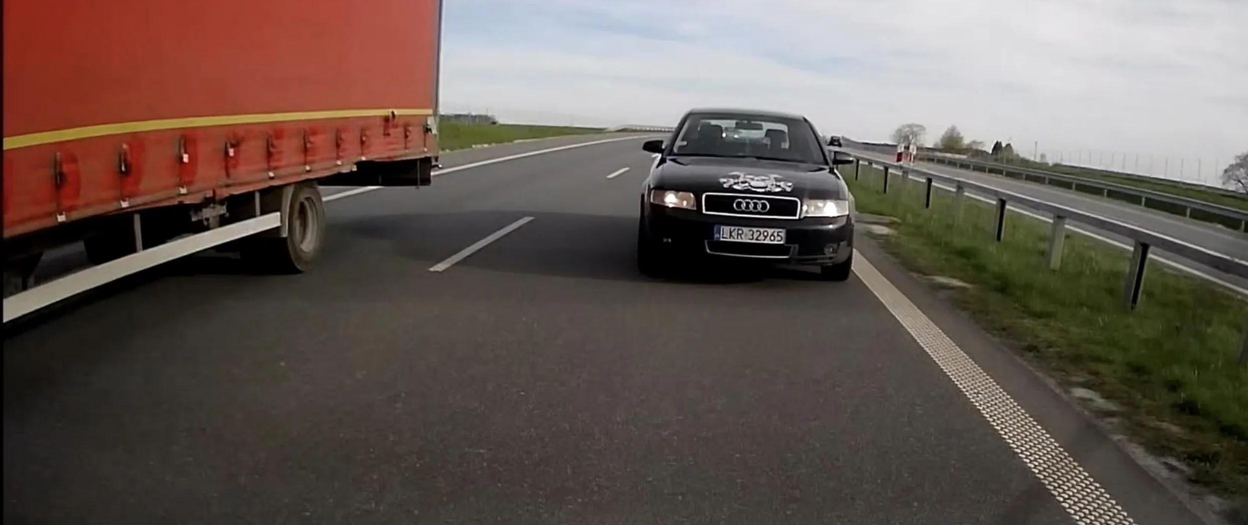Stare czarne audi a4 rej. LKR 32965. Z impetem podjechał za mną, gdy wyprzedzałem lawetę i ciężarówki, siedział mi na zderzaku i poganiał mnie światłami.