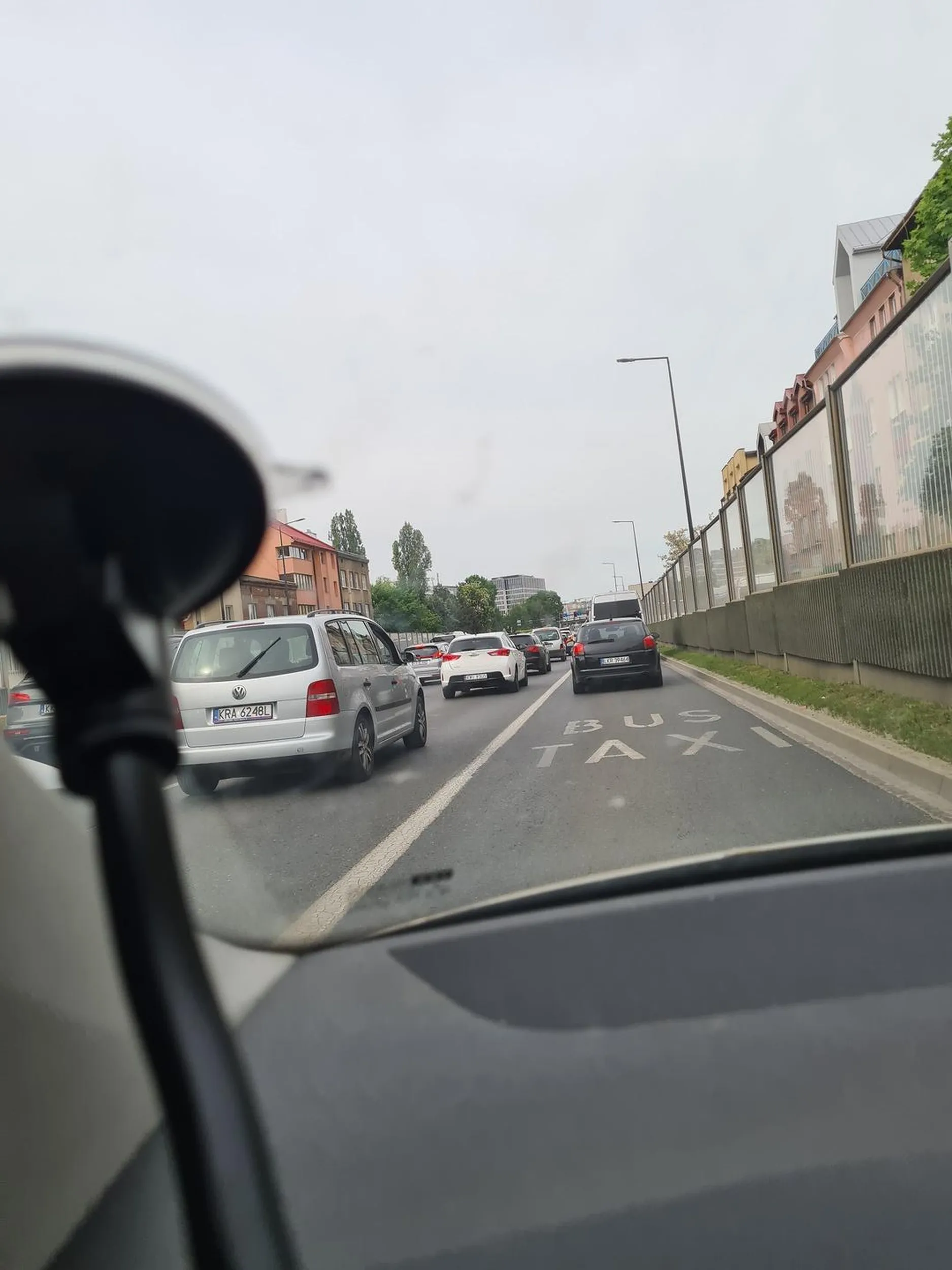 Kierowca jeździ buspasem