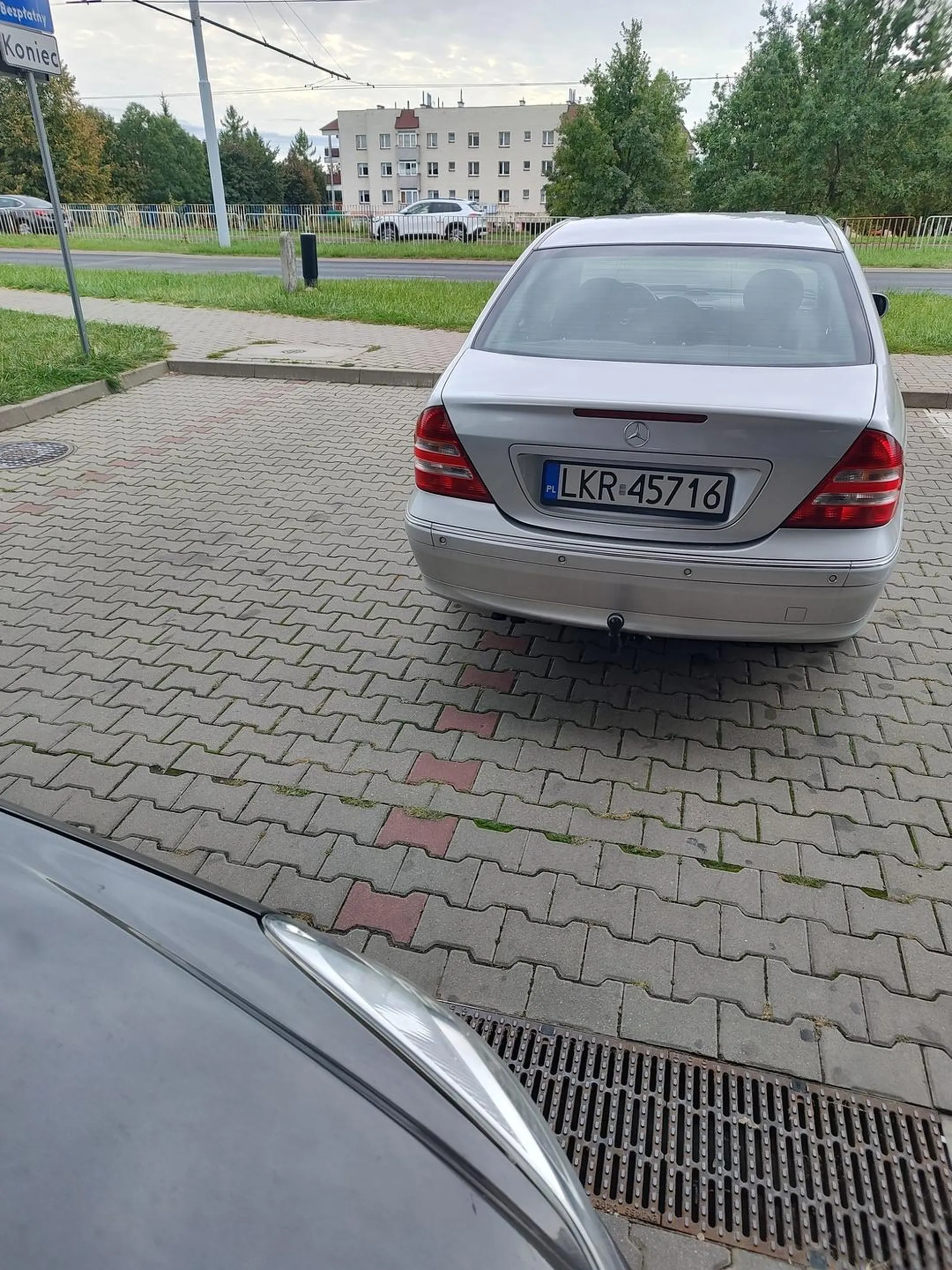 Łysy cham z Kraśnika, parkuje na dwóch miejscach i sapie że się go zastawiło (po prawej był słup na wjeździe, nie dało się przez to wjechać). Uwaga zapędy homoseksualne, proponował "kutasa do mordy" xD