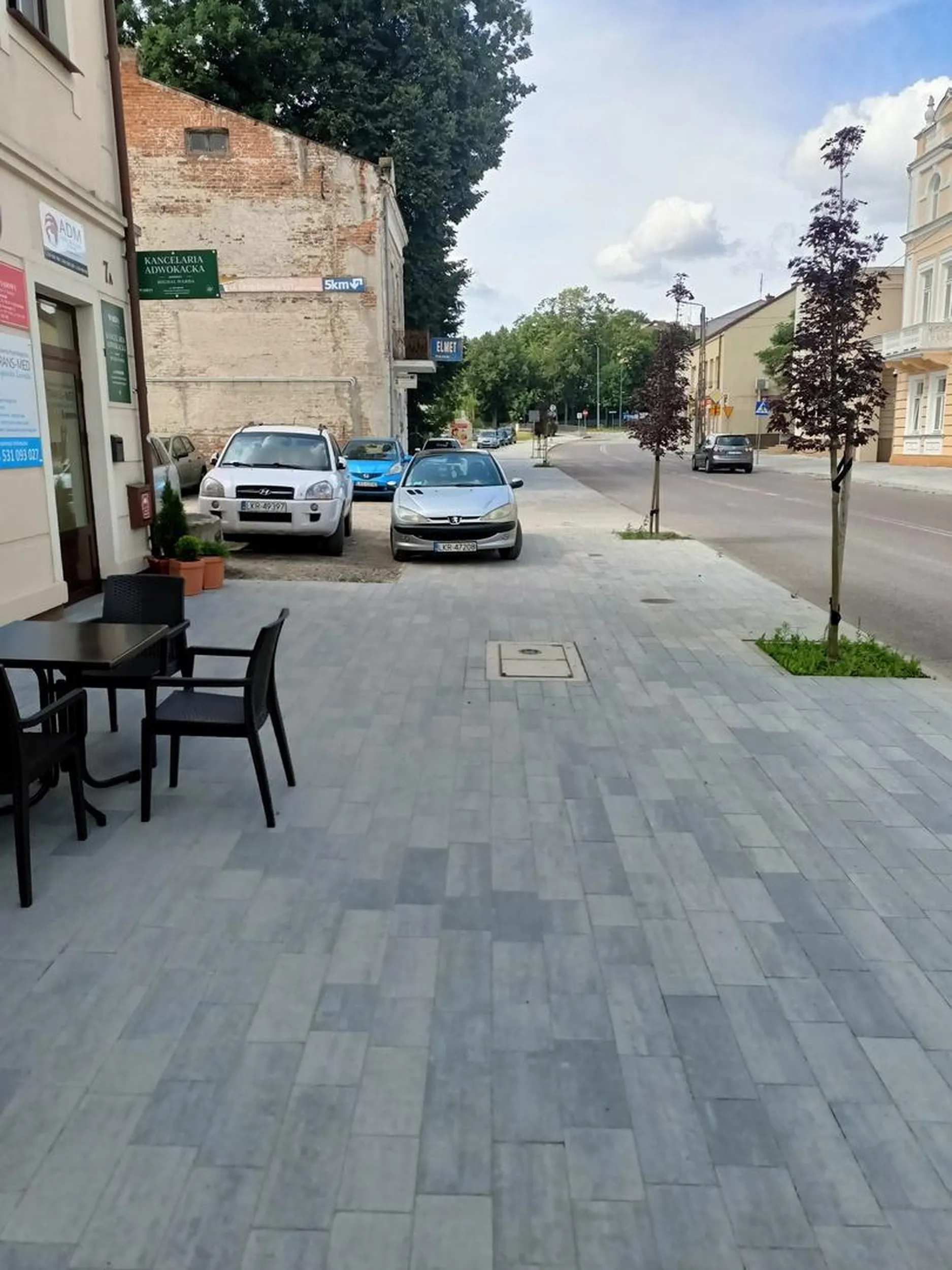 Dziadek do apteki się spieszył choć parking w gleby posiadał wolne miejsca to wolał zaparkować na nowym chodniku