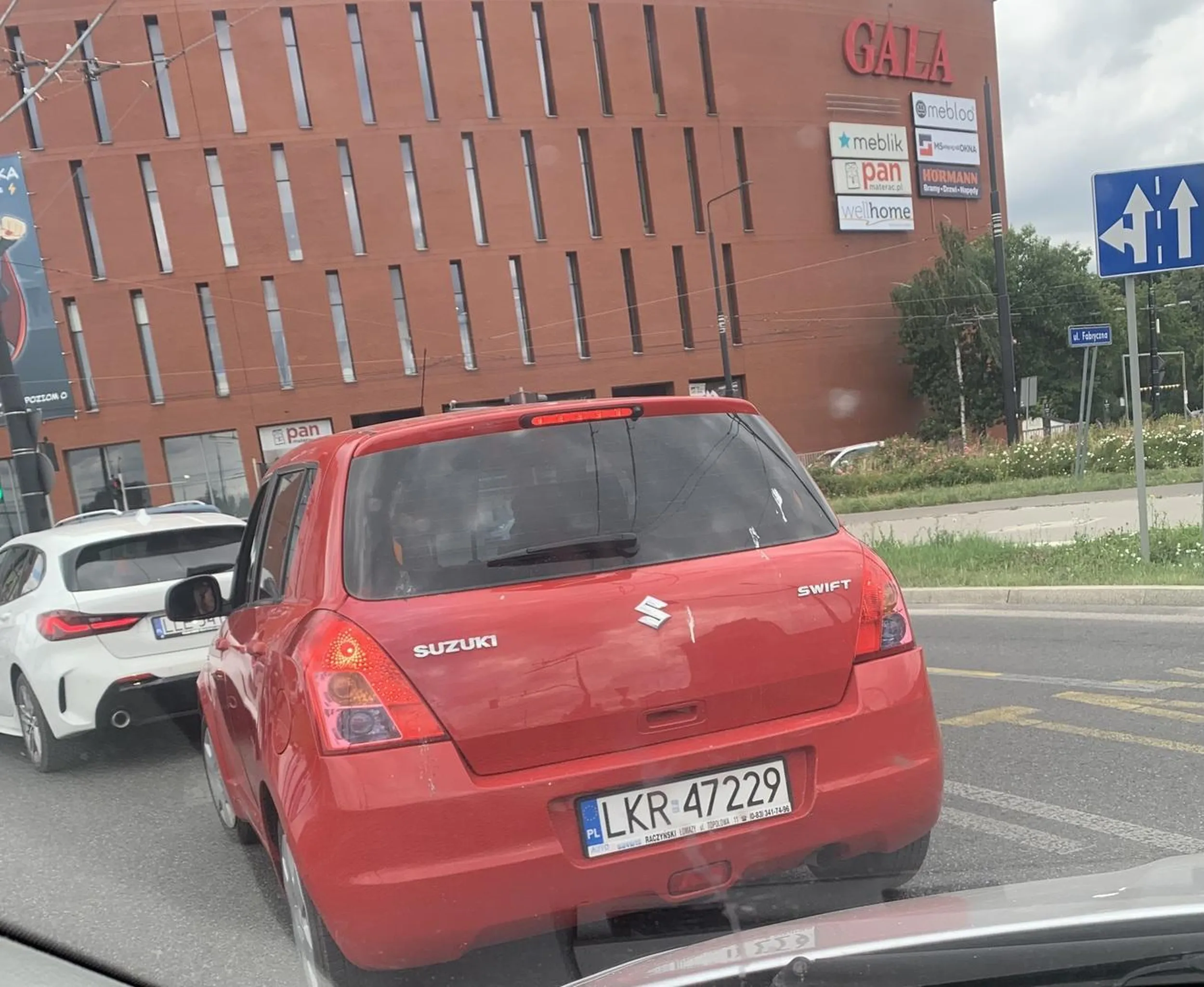 Blondyna stwarza realne zagrożenie na skrzyżowaniach. W ostatniej chwili hamuje, zmienia pas ruchu, z pasa do jazdy na wprost skręca w lewo... masakra. Szczególny problem stanowią ronda ;)