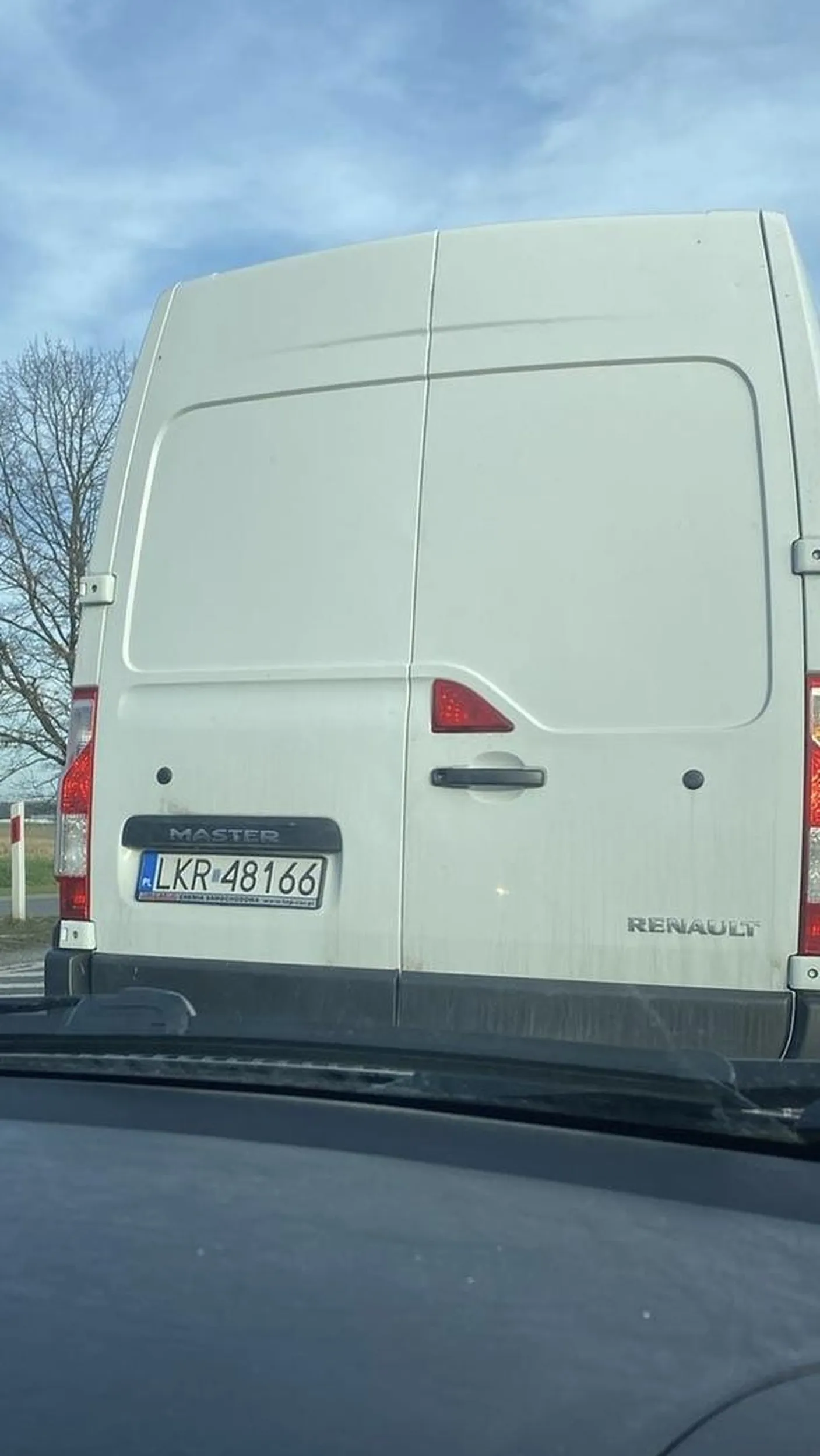 mam nadzieje ze chamstwo kierowcy ktory jechal droga z mikolowa na tychy w dniu 26.03.2024 zostanie slusznie wynagrodzone, takiego beszczelnego zachowania nie widzialam nigdy na drodze, wiadomo busiarze mysla ze sa bogami ale kierujacy tym pojazdem to zwykly kiep i cham nie bog. polecam na przyszlosc patrzec na znaki bo nastepnym razem ktos panu moze nie ustapic i bedzie problemik na firmie. polecam doedukowac sie troszke co do kultury na drodze bo ewidentnie temu kierowcy jej brakuje. po busiarzu z krasnika nie mozna sie spodziewac nic innego :) polecam jeszcze troszke szybciej komunikowac swoje manewry jesli robi pan łuk na drugi pas zeby skrecic