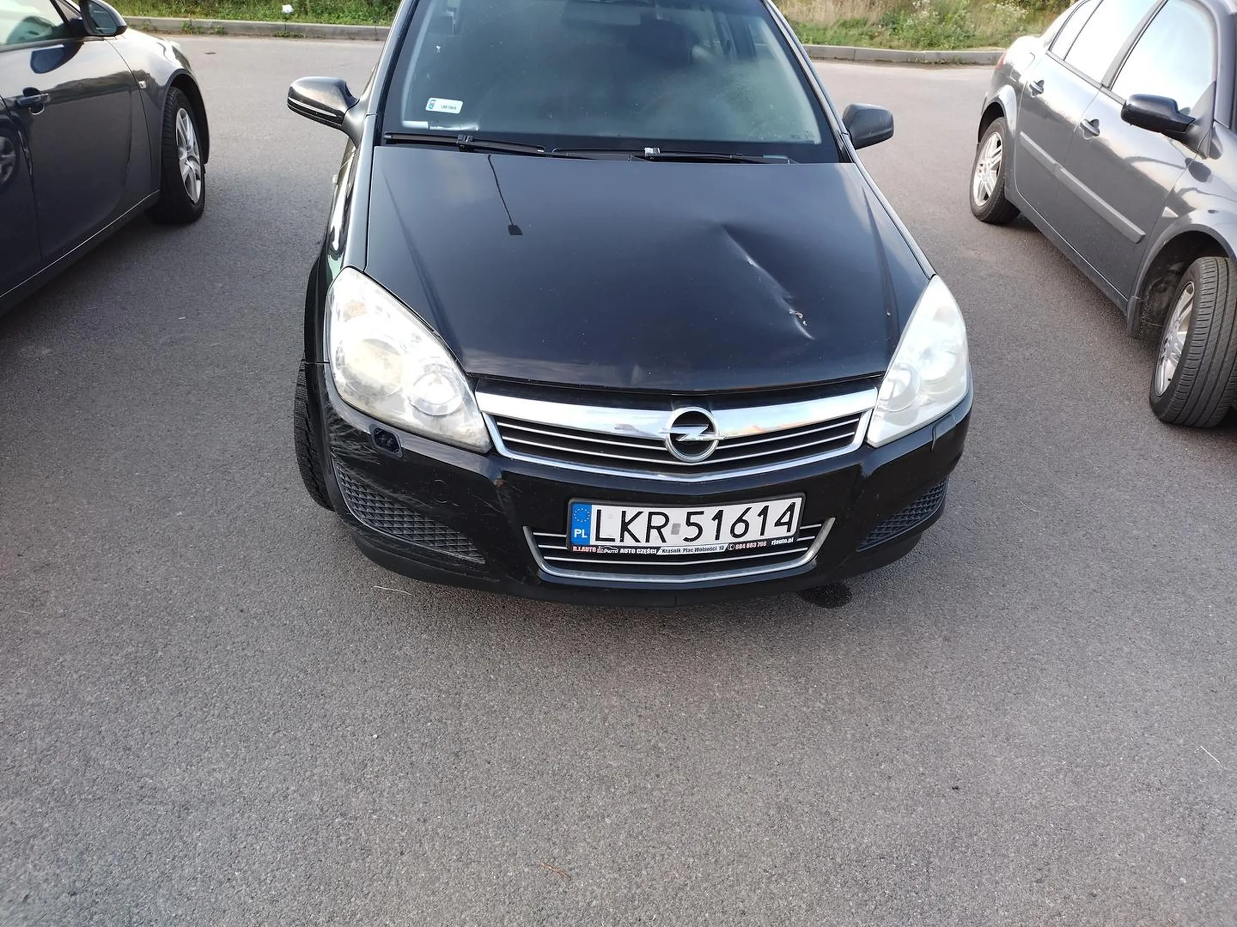 Wynajął mieszkanie, na parking zbrakło więc parkuje pod szkołą tam gdzie dzieci wysiadają do szkoły. Taki pasożyt społeczny!