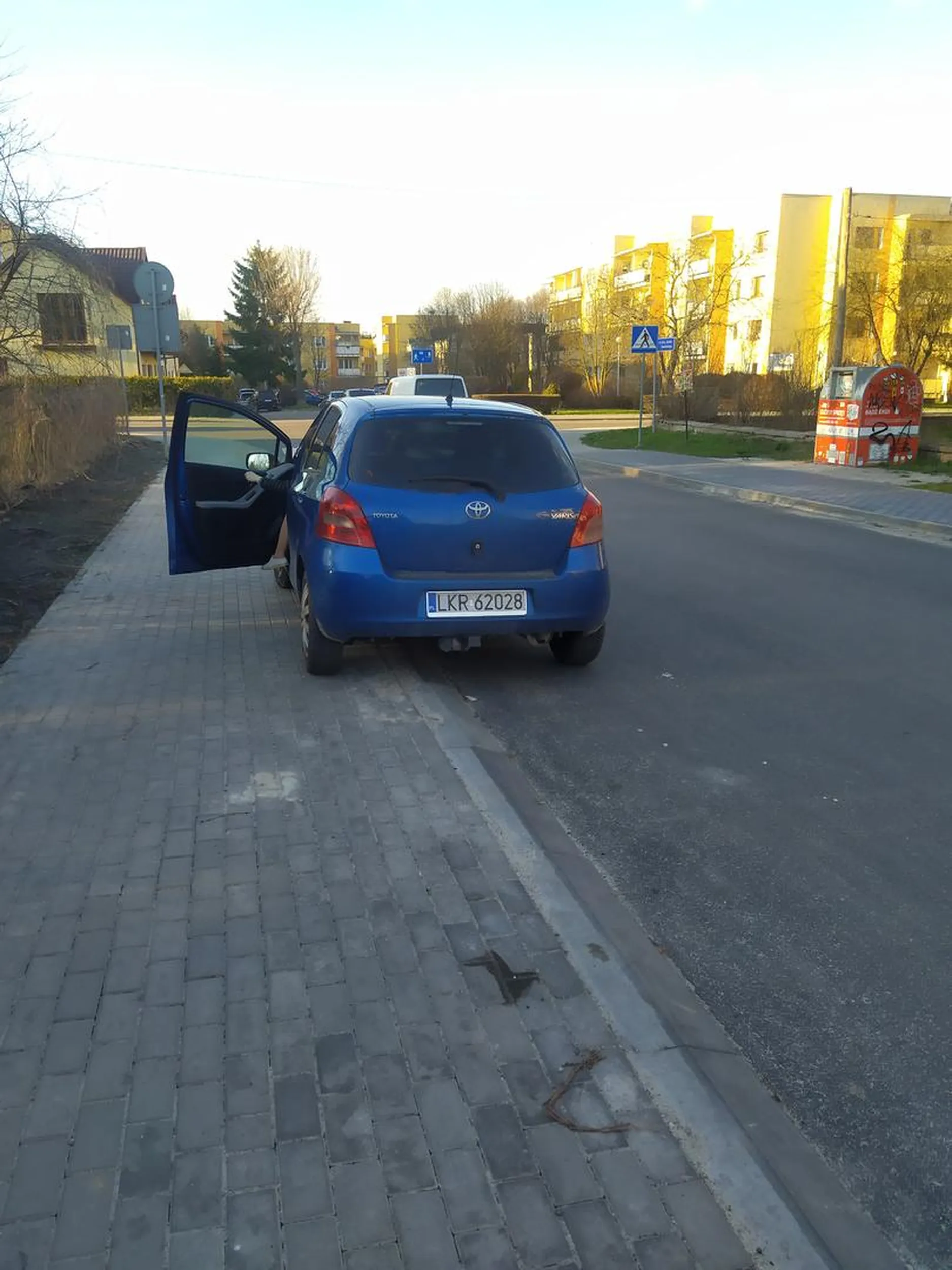 Naucz się parkować bo zastawiać chodnik już umiesz. To nie jest twoja droga a w tym miejscu nie ma parkingu. Następnym razem zgłoszę gdzie indziej.