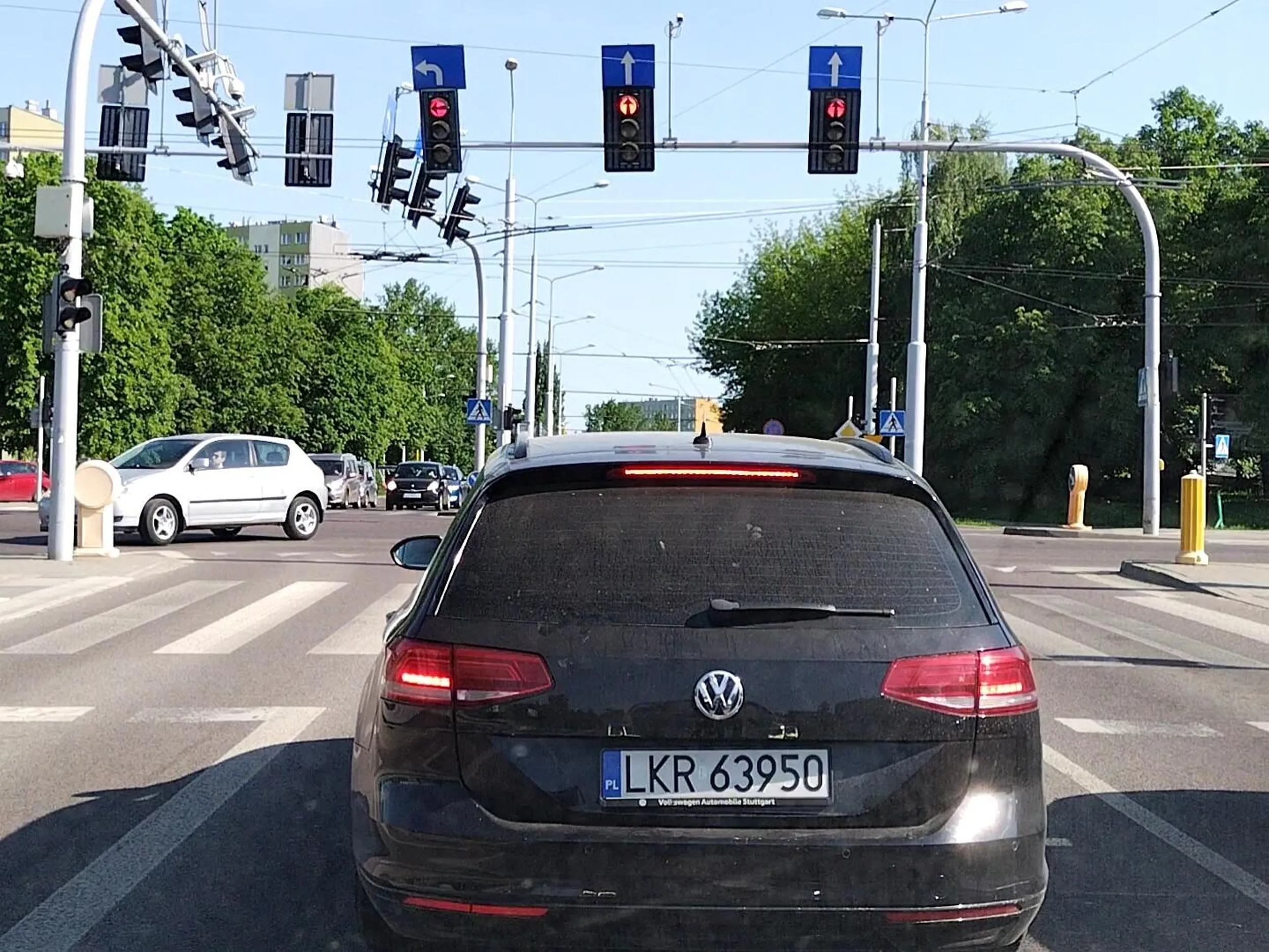 Dla tego szofera wyprzedzenia na przejściu dla pieszych to pikuś. Spieszył się słoik na stancje.