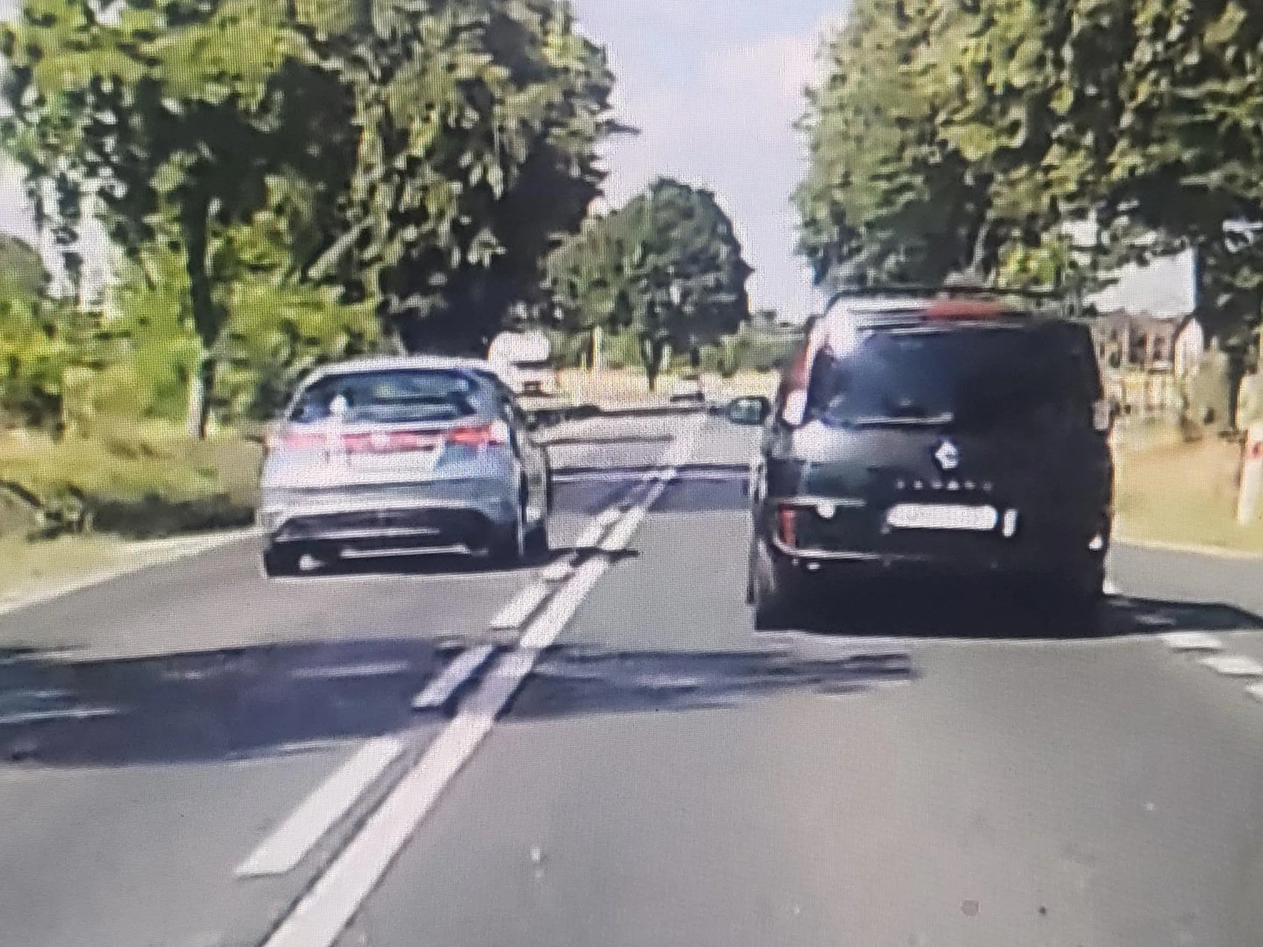 Karła... thebilu. Ogarniasz praeo i ruchu drogowym, czy prawko znalazłeś w czipsach, oszołomie...