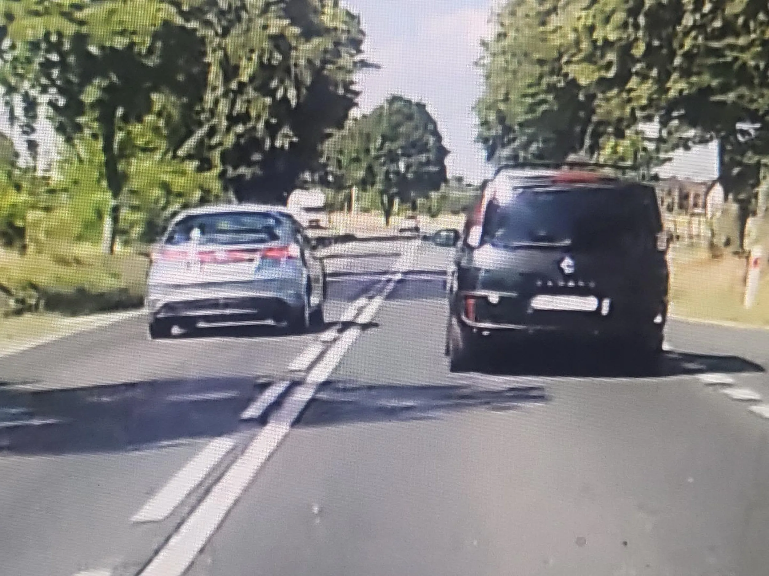 Karła... thebilu. Ogarniasz praeo i ruchu drogowym, czy prawko znalazłeś w czipsach, oszołomie...