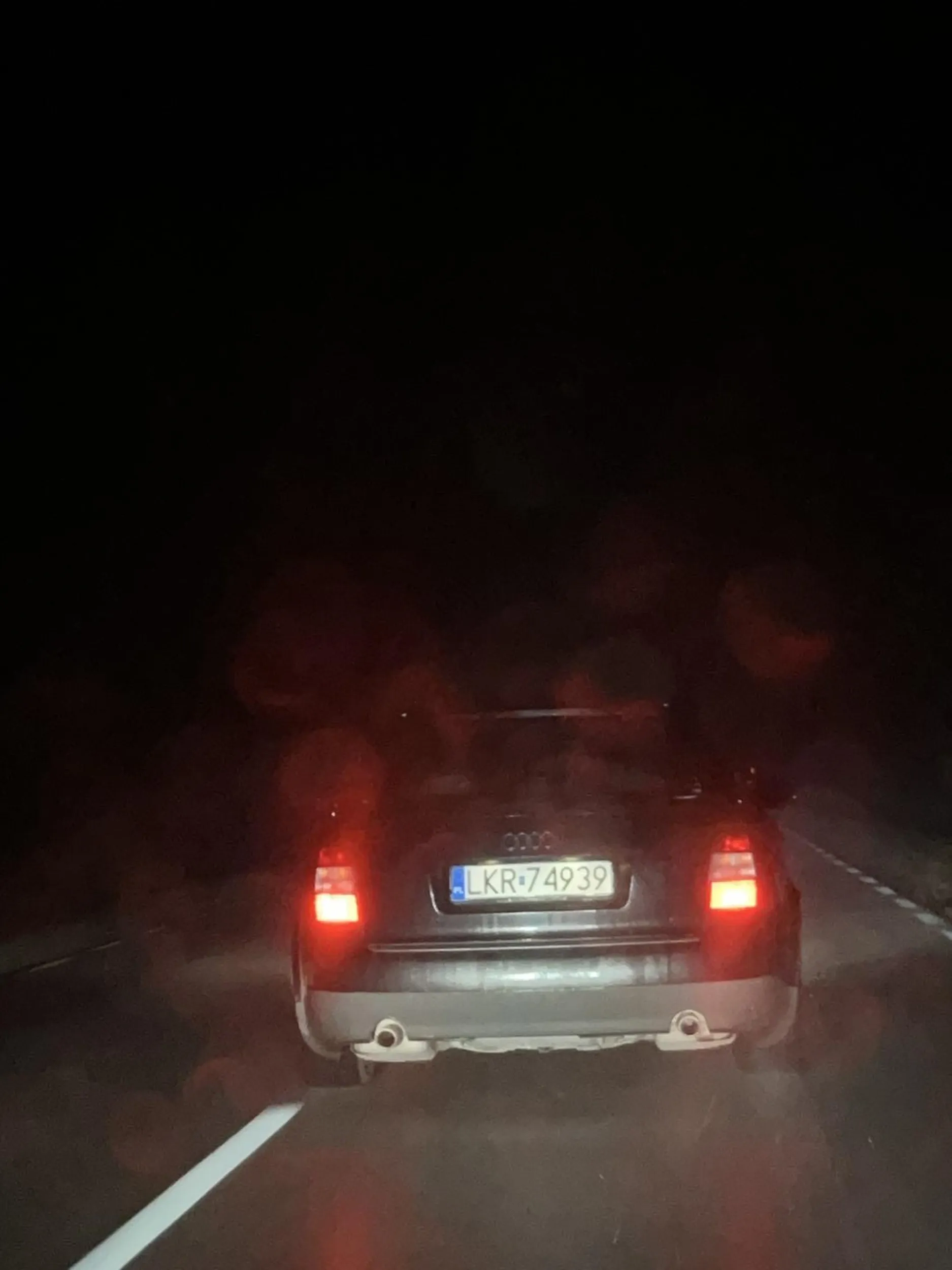 Kierowca Audi jest jakiś niepoważny jeździ lewo prawo cały czas awaryjnymi świeci jeździ po kałużach oraz oblewa na chodnikach ludzi po czym jadą na zloty audi i ścigają sie po mieście i stwarzają zagrożenie w ruchu drogowym