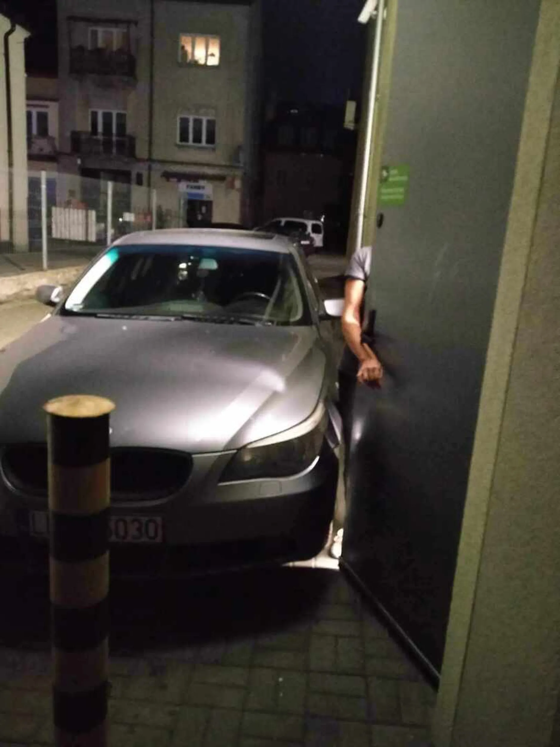 Cham, prostak i cwaniak. Parkuje przez kilka godzin pod drzwiami zaplecza marketu na terenie prywatnym, tak, że utrudnia to pracę, nie da się wyjść przejściem służbowym to jeszcze ubliża kobietom za zwrócenie uwagi...