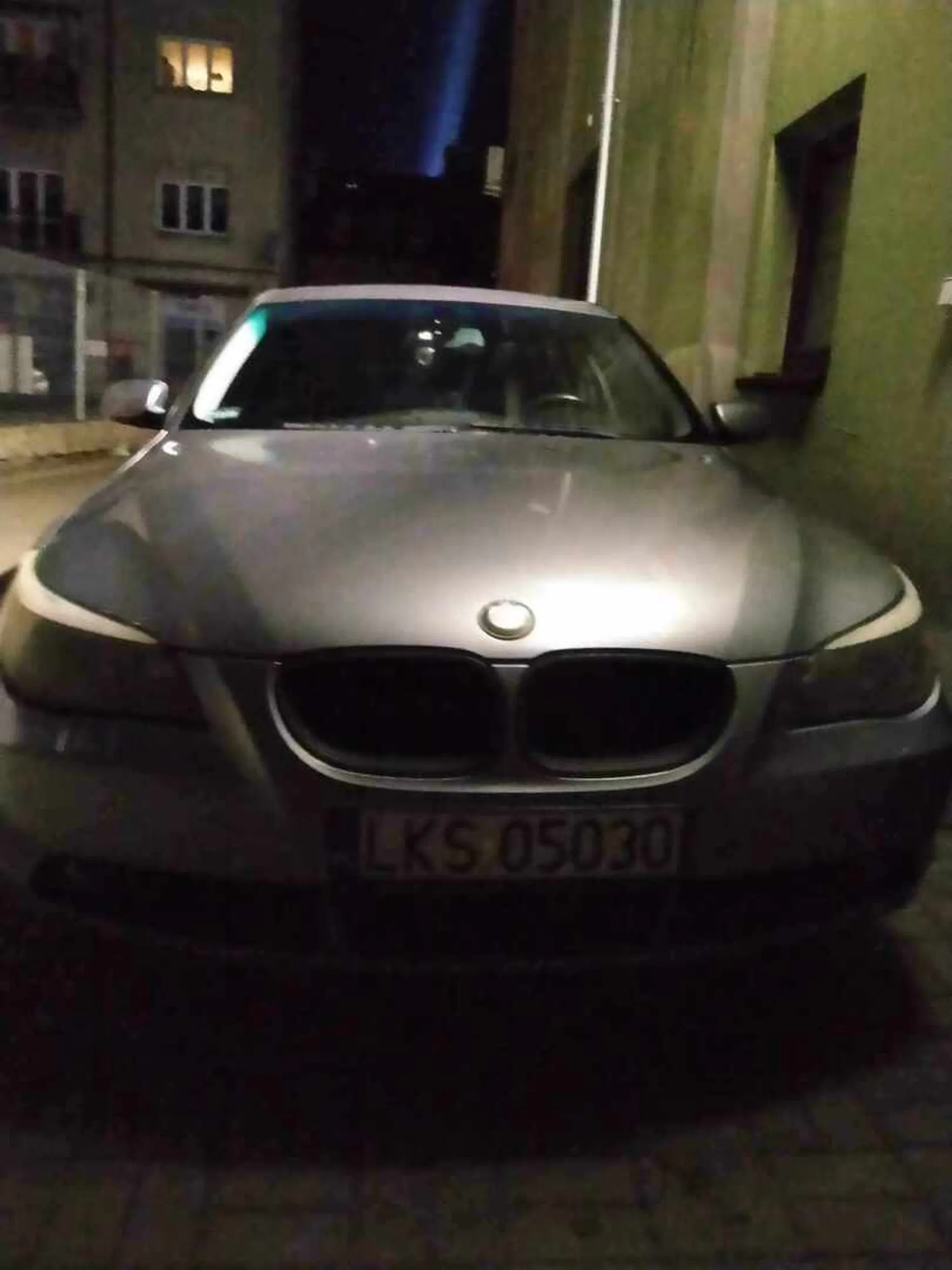 Cham, prostak i cwaniak. Parkuje przez kilka godzin pod drzwiami zaplecza marketu na terenie prywatnym, tak, że utrudnia to pracę, nie da się wyjść przejściem służbowym to jeszcze ubliża kobietom za zwrócenie uwagi...