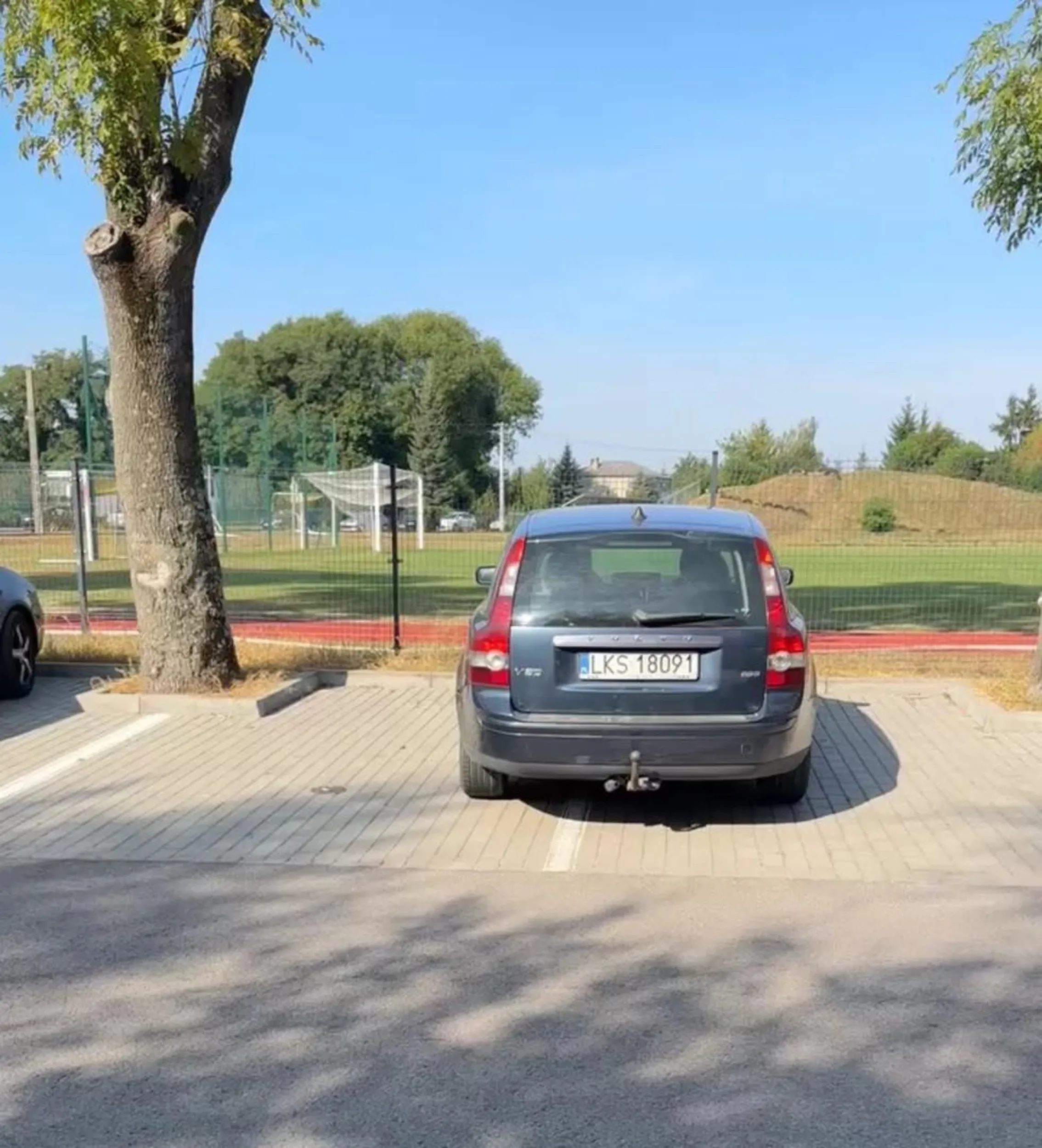 Parking zapełniony, nie ma gdzie stanąć z żadnej strony. A tu krasnostawska gwiazda