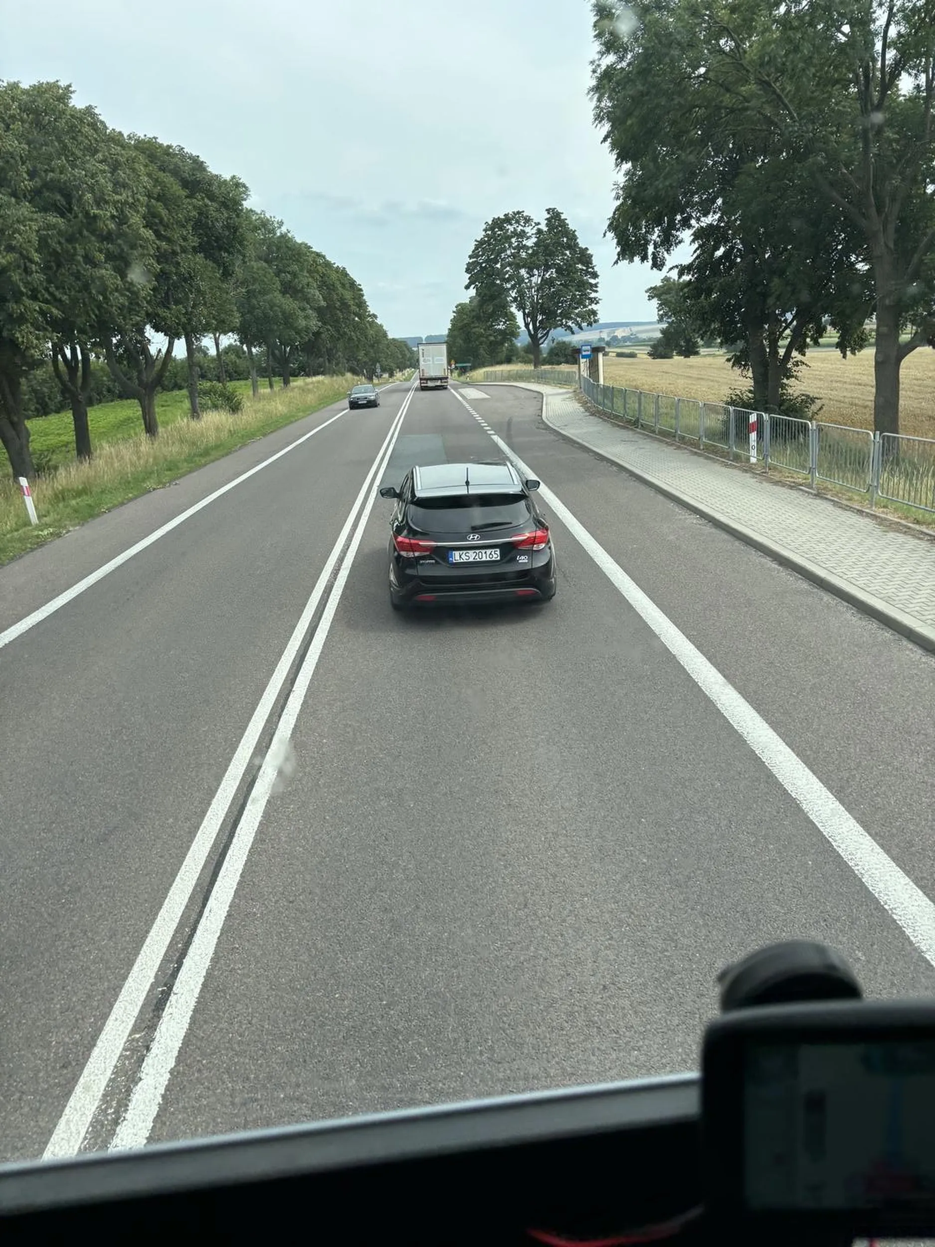 Zwykła miernota blokująca ciężarówki, przyspiesza przy wyprzedzaniu by potem zwalniać i blokować, tego palca sobie w dupe wsadź i jak nie potrafisz jeździć mendo to nie wsiadaj za kierownicę