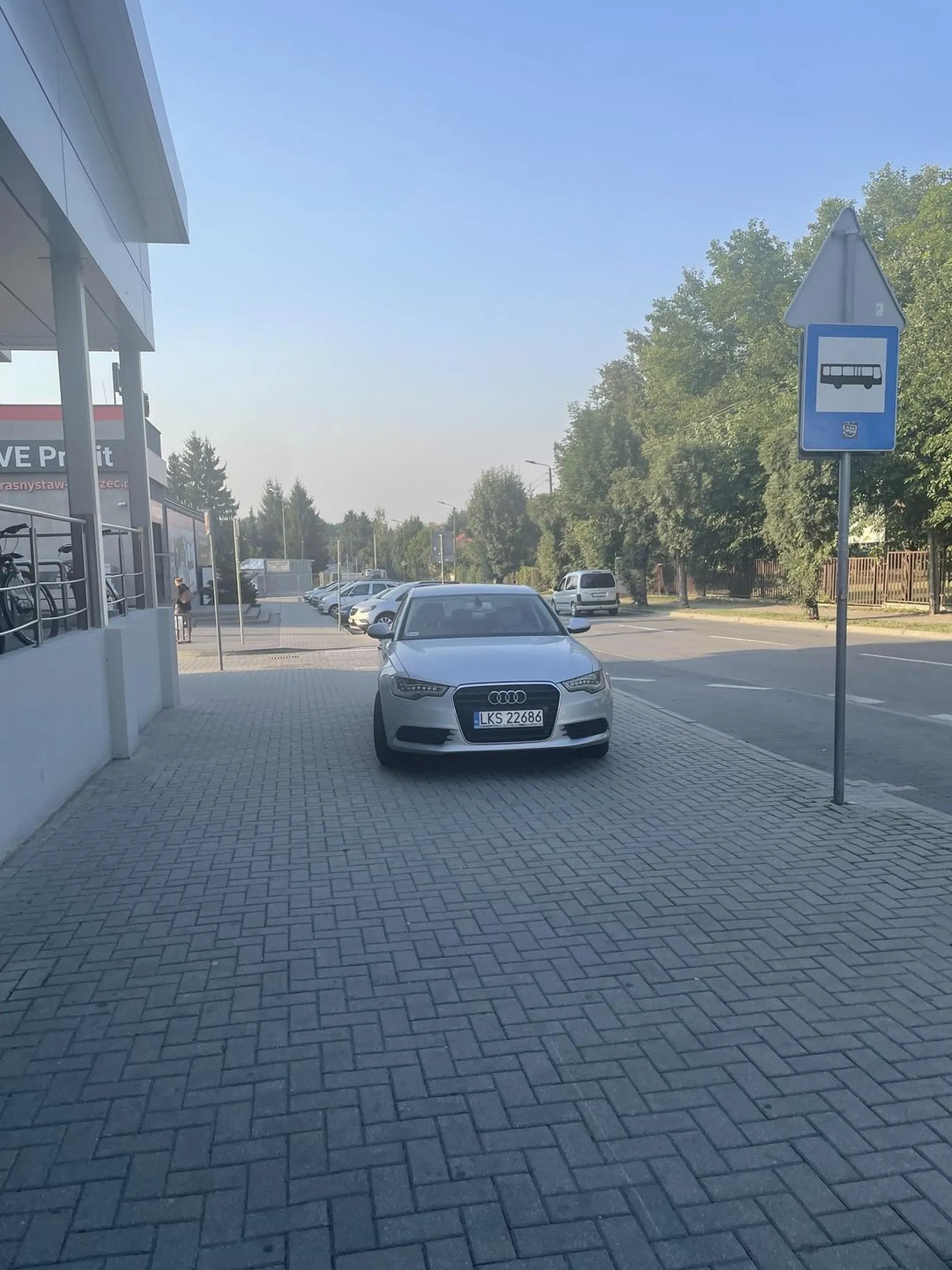 Fajne parkowanie na przystanku