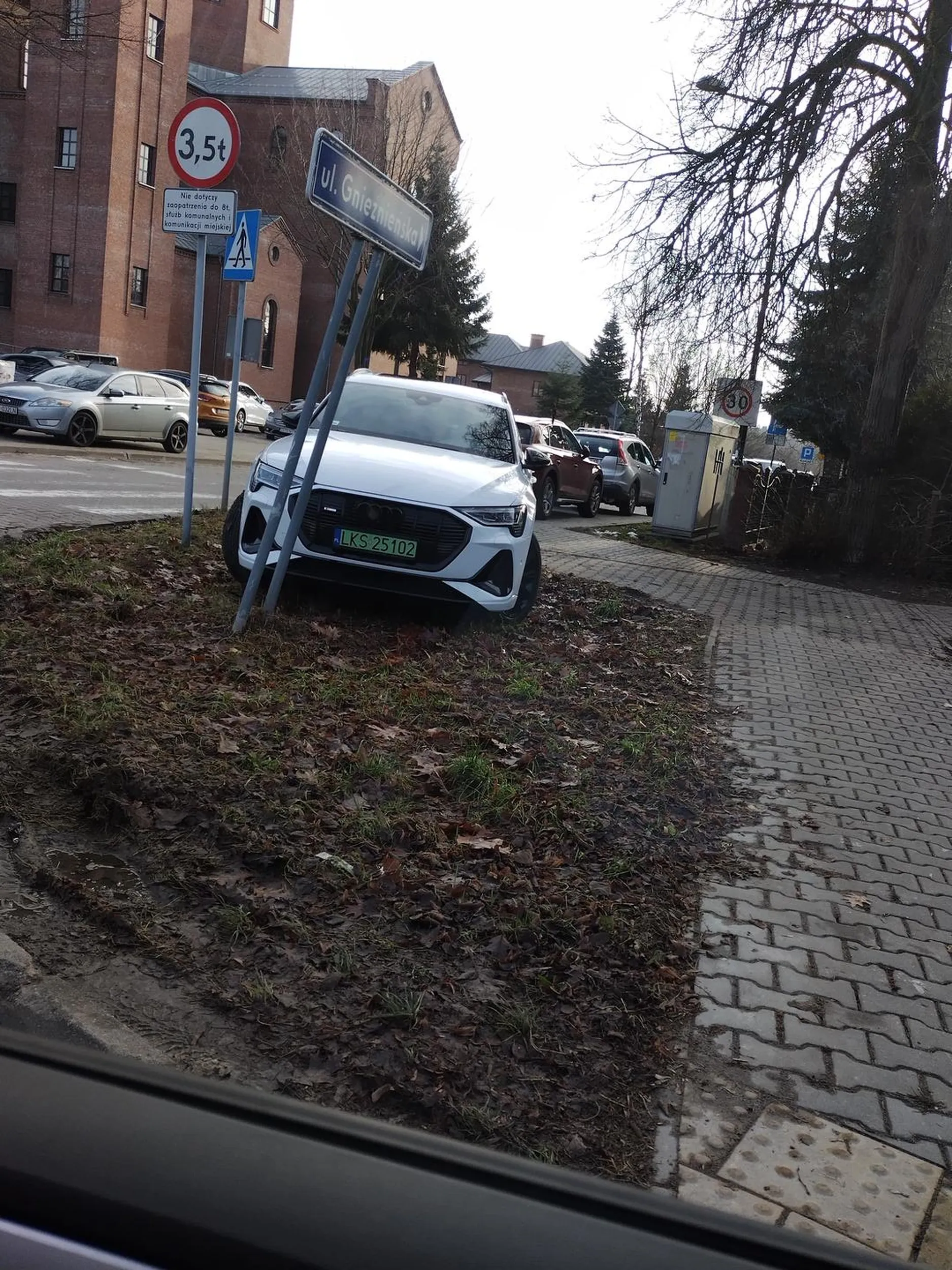 Piąte zero zaparkowało by pokazać jakom ma fóre. ?