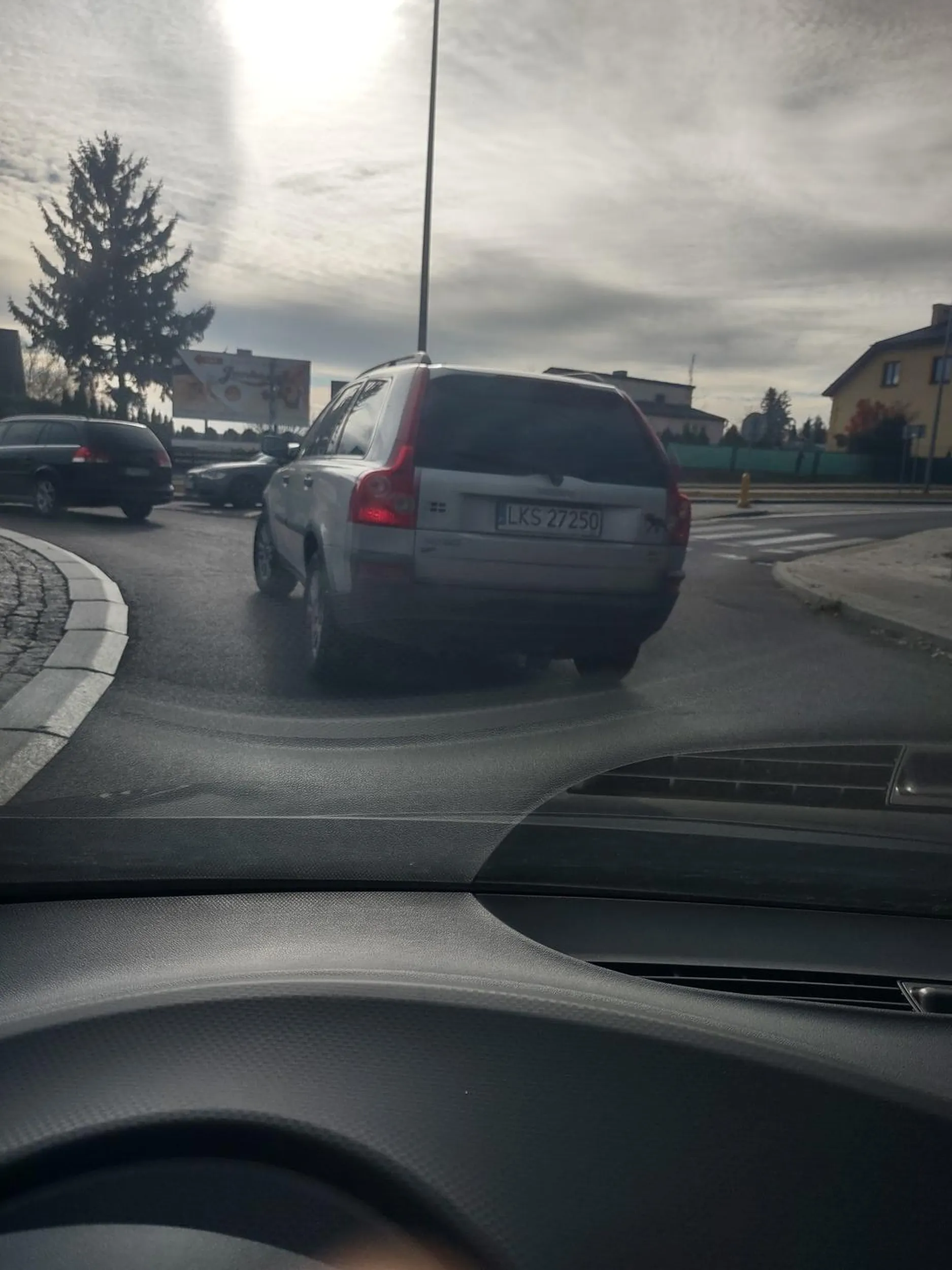 Wyprzedzanie na podwójnej ciągłej. Zmuszenie do gwałtownego hamowania/zatrzymania.