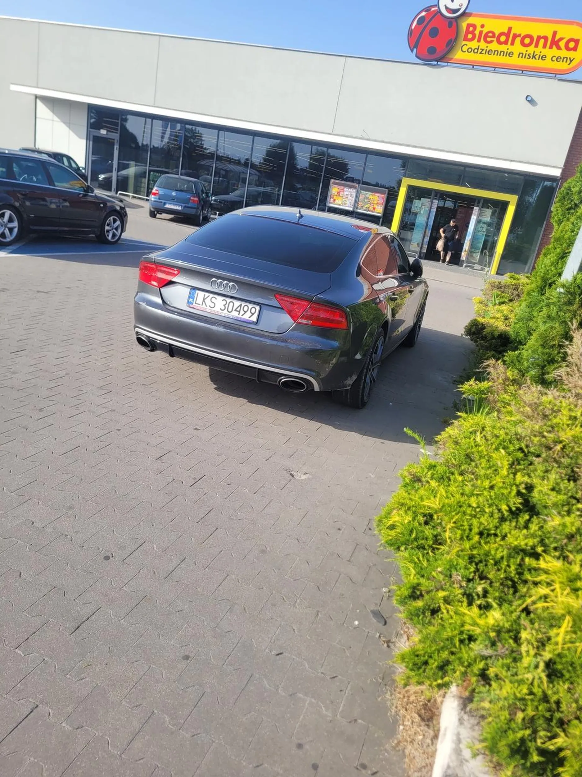 Rozumie że trzeba się pochwalić, ale nie znaczy że mozna stawać na przejeździe, trochę wyobraźni bo jak byś mógł, to byś do sklepu wjechal. Naucz się parkować.....