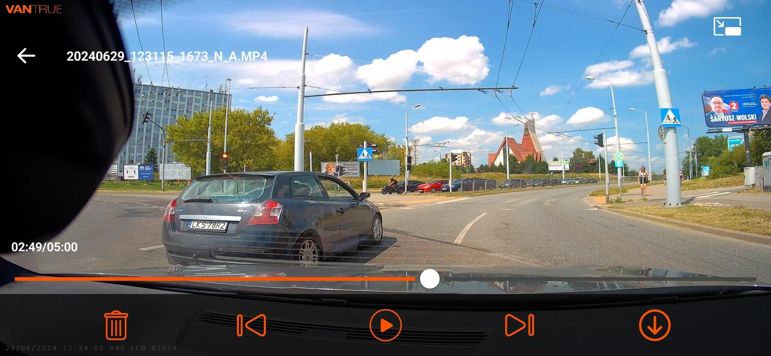 Młody szczyl, nie potrafi jeździć na rondzie. Z pasa do skrętu w lewo pojechał na wprost zajeżdżając mi drogę.