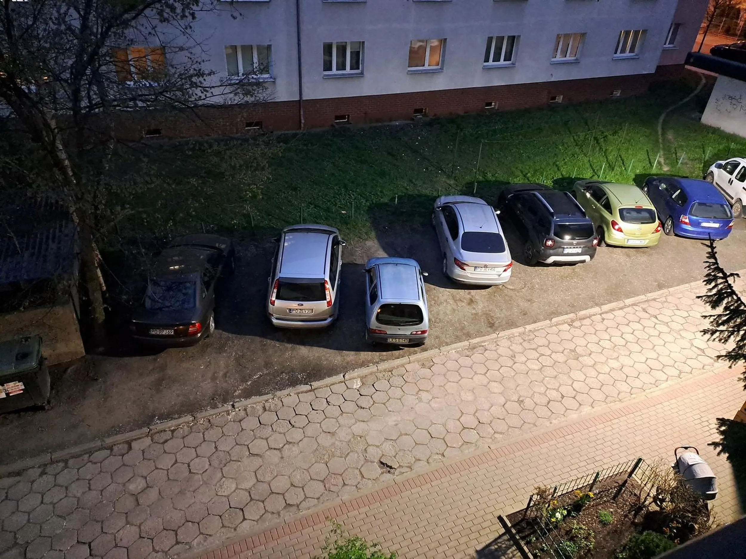 Najmniejszy w stawce a zawsze wystaje tak, że wykręcać trzeba na chodniku. Jakiś kompleks?