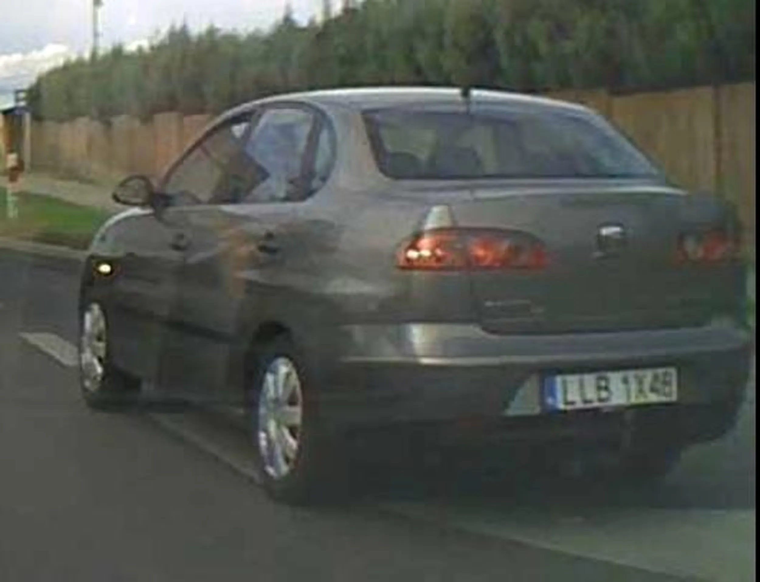 wymusza pierwszeństwo ,Zajedza drogę ,a środkowy palce wsadź sobie w du***