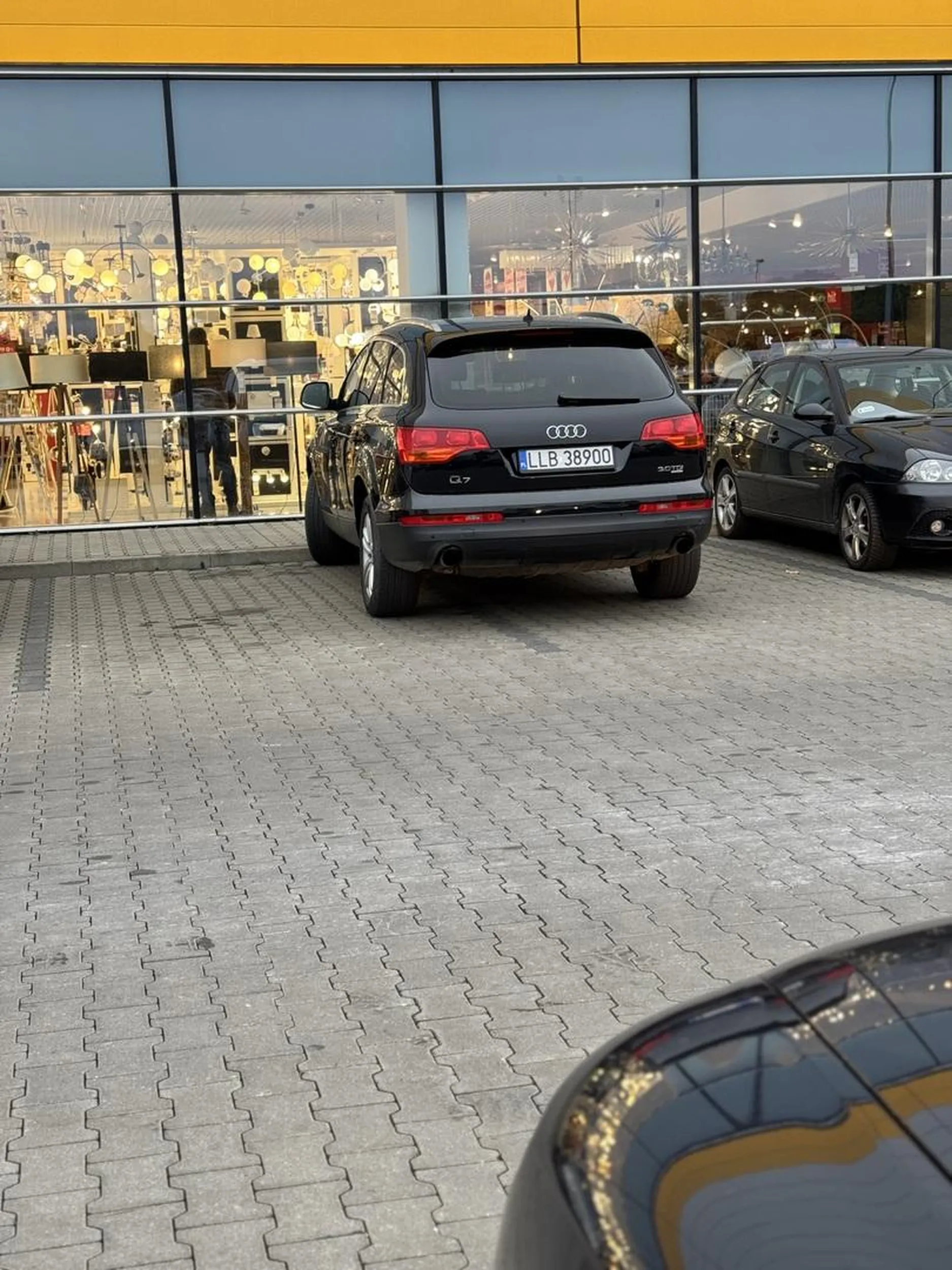 Jak widać na załączonym zdjęciu. „Cwany” pan stawia auto na dwóch miejscach, widziałam na własne oczy jak parkuje nie mając obok nikogo.