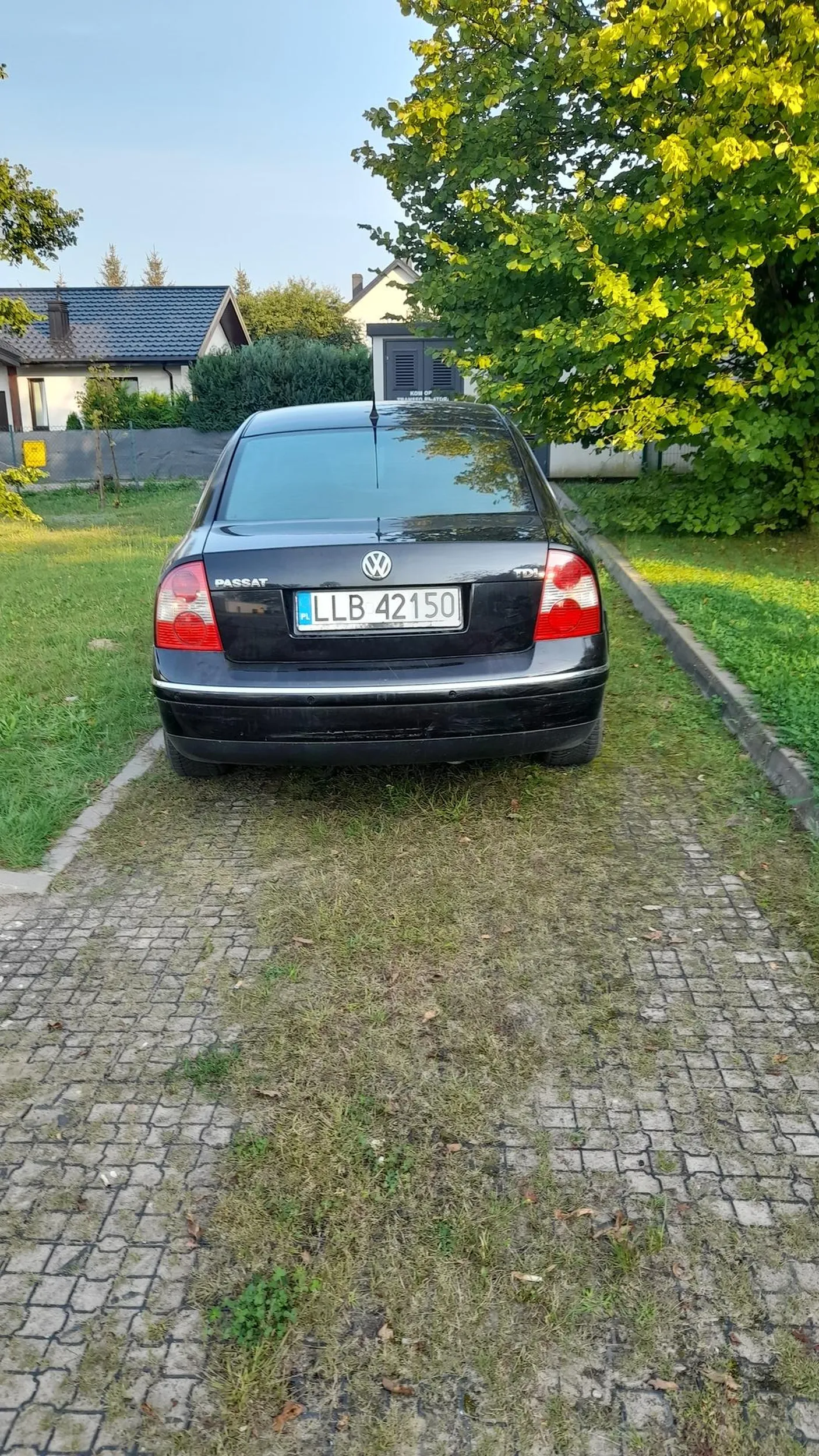 Gość parkuje w miejscu nieprzeznaczonym do tego. Po wyjściu z samochodu bije swoje dziecko strasząc je ze nie pójdzie na basen. Dodatkowo straszył nas że zadzwoni na policję.