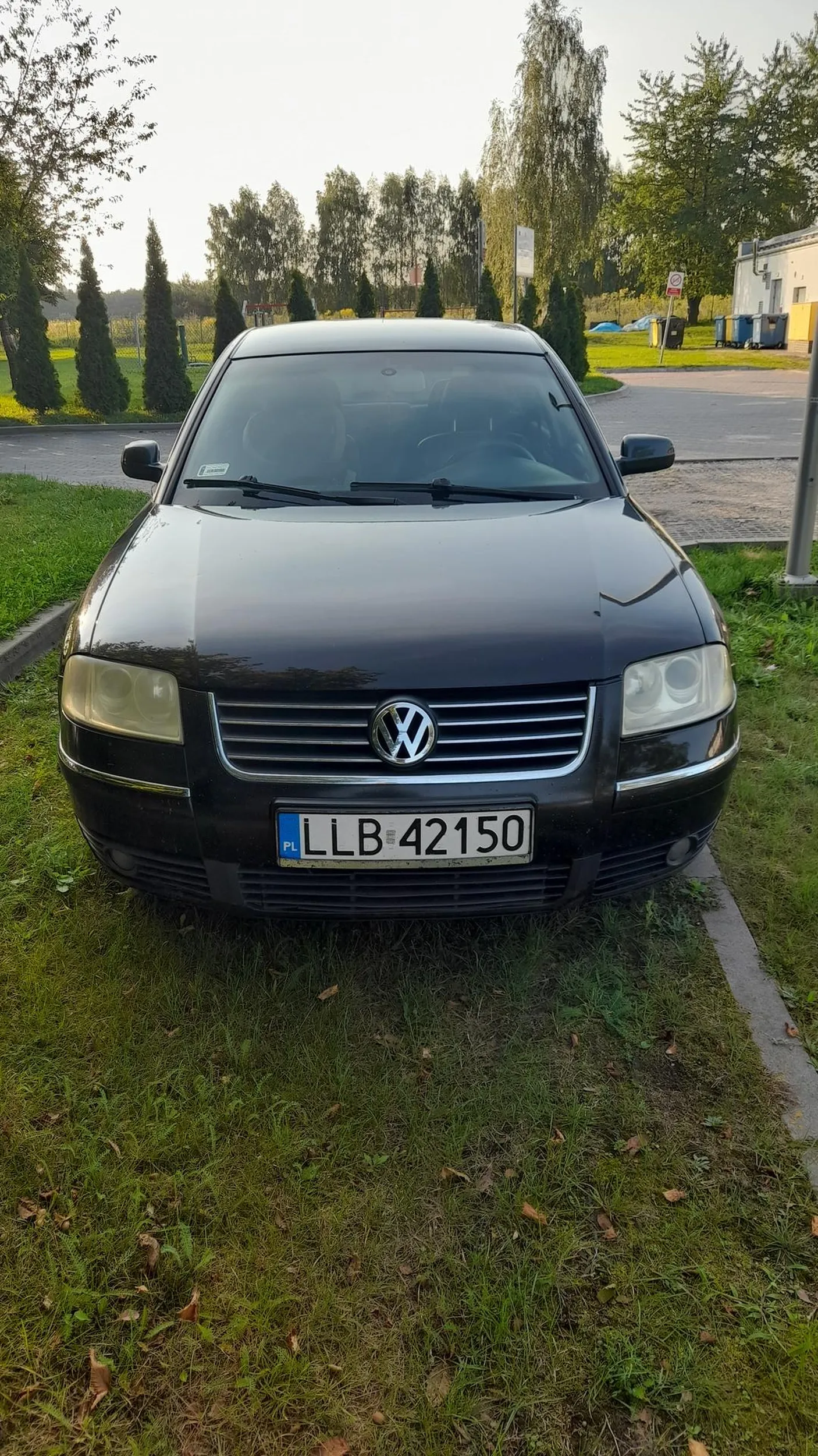 Gość parkuje w miejscu nieprzeznaczonym do tego. Po wyjściu z samochodu bije swoje dziecko strasząc je ze nie pójdzie na basen. Dodatkowo straszył nas że zadzwoni na policję.