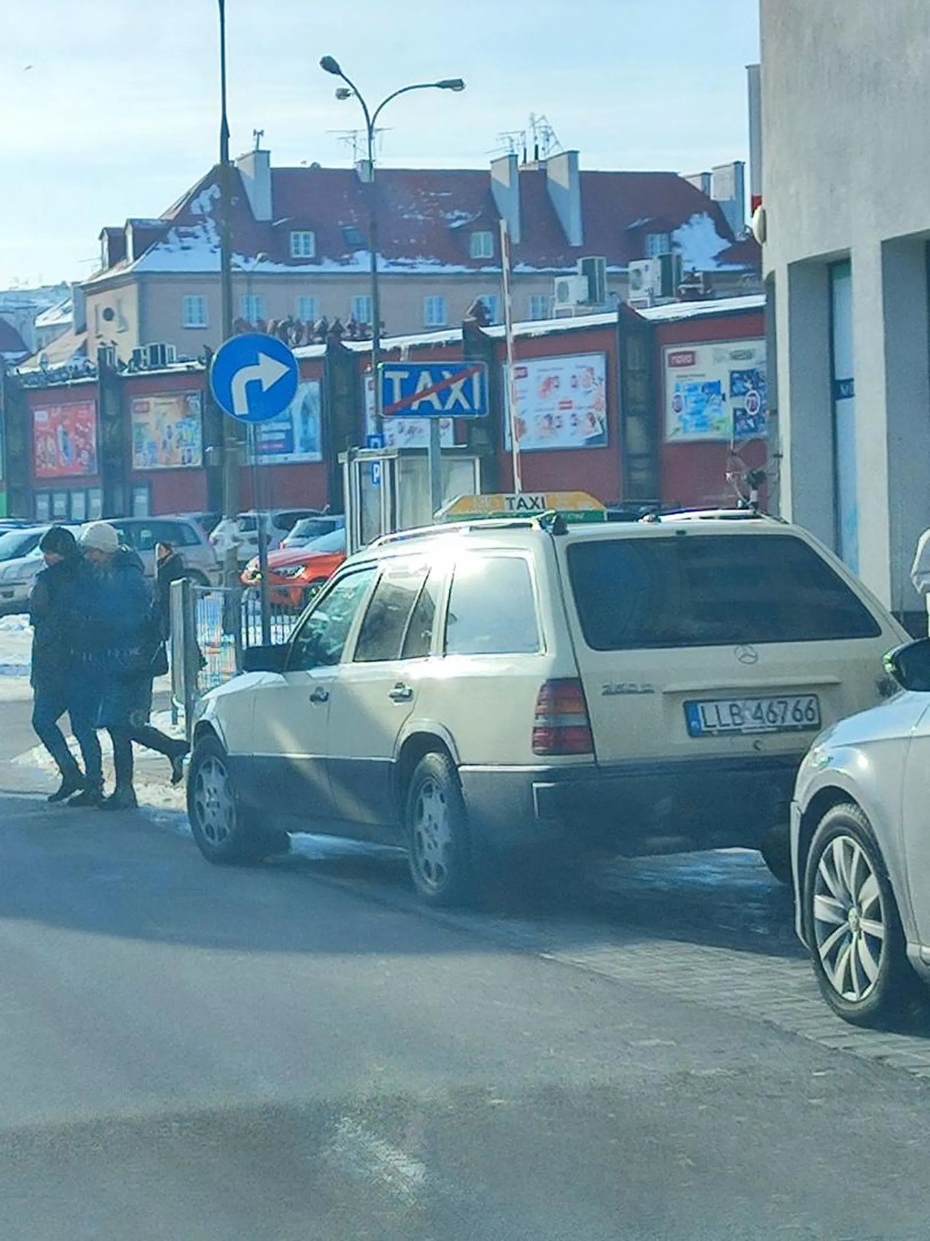 Nie polecam, pan jest bardzo nie miły i złośliwy. Stanęłam jako na miejscu dla taksówek a kierowca tego auta, kazał mi wyjechać bo według niego stałam w złym miejscu. Kierowca wrócił do auta i zaczął trąbić, następnie ponownie przyszedł i wyganiał. Wyrażał się w stosunku do mnie bez kultury i szacunku.