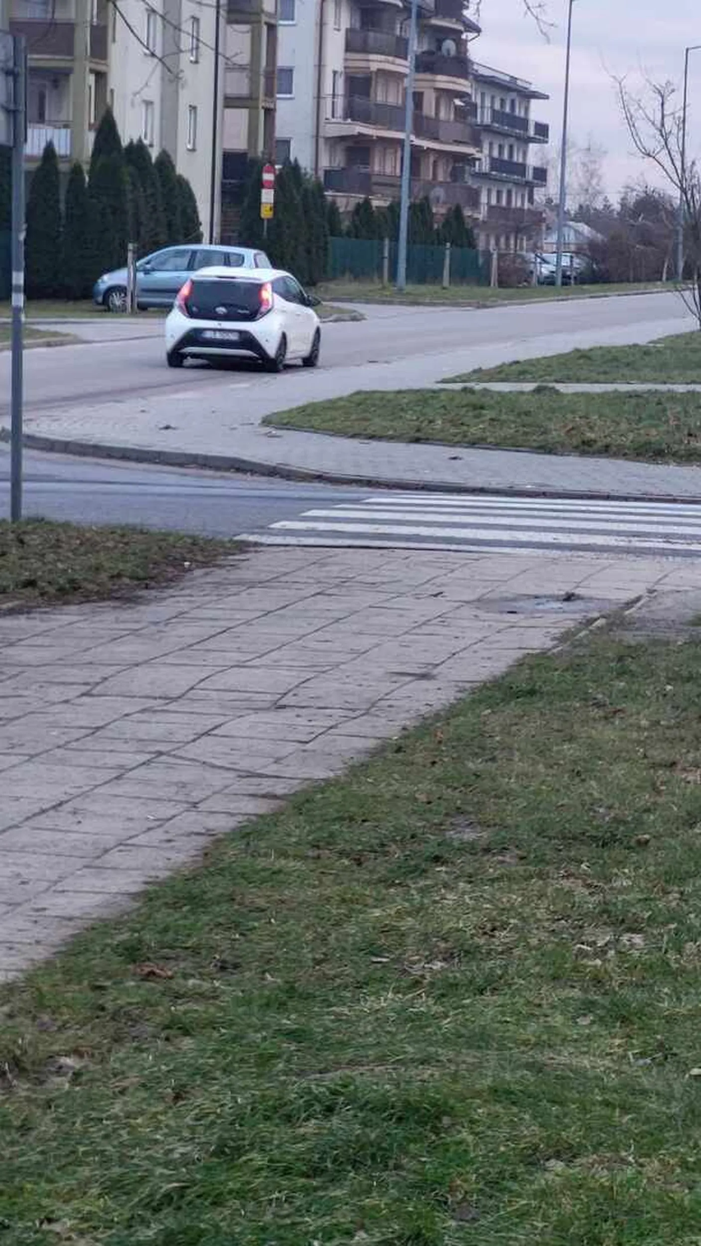 Szaleniec!! Jezdzi po chodniku i trąbi na ludzi!