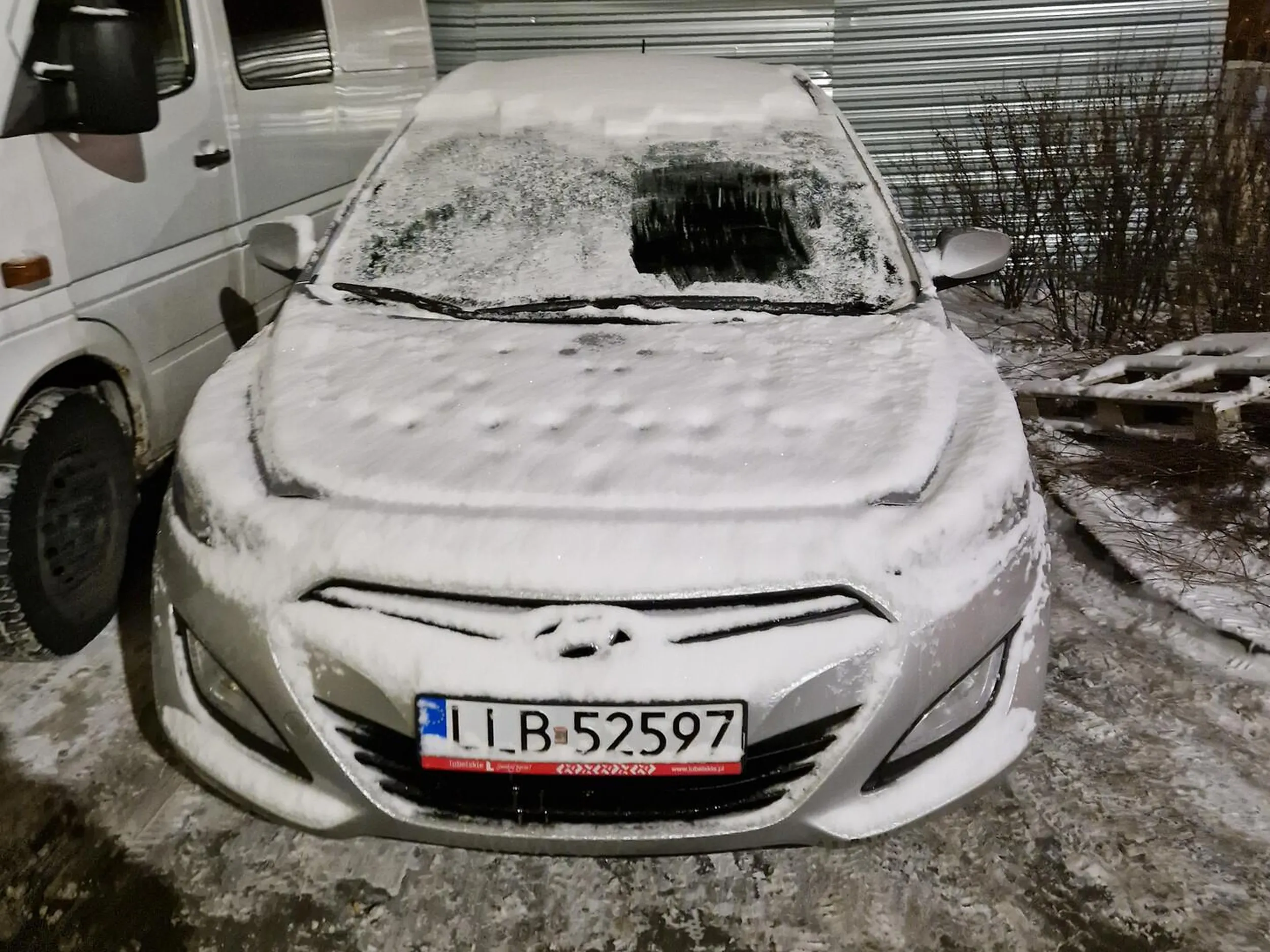 2024.01.19 ok.18:50 "czołgista" przyjeżdża tak odświeżonym tak odświeżonym autem na parking Stokrotki w Lublinie przy ul. Dożynkowej