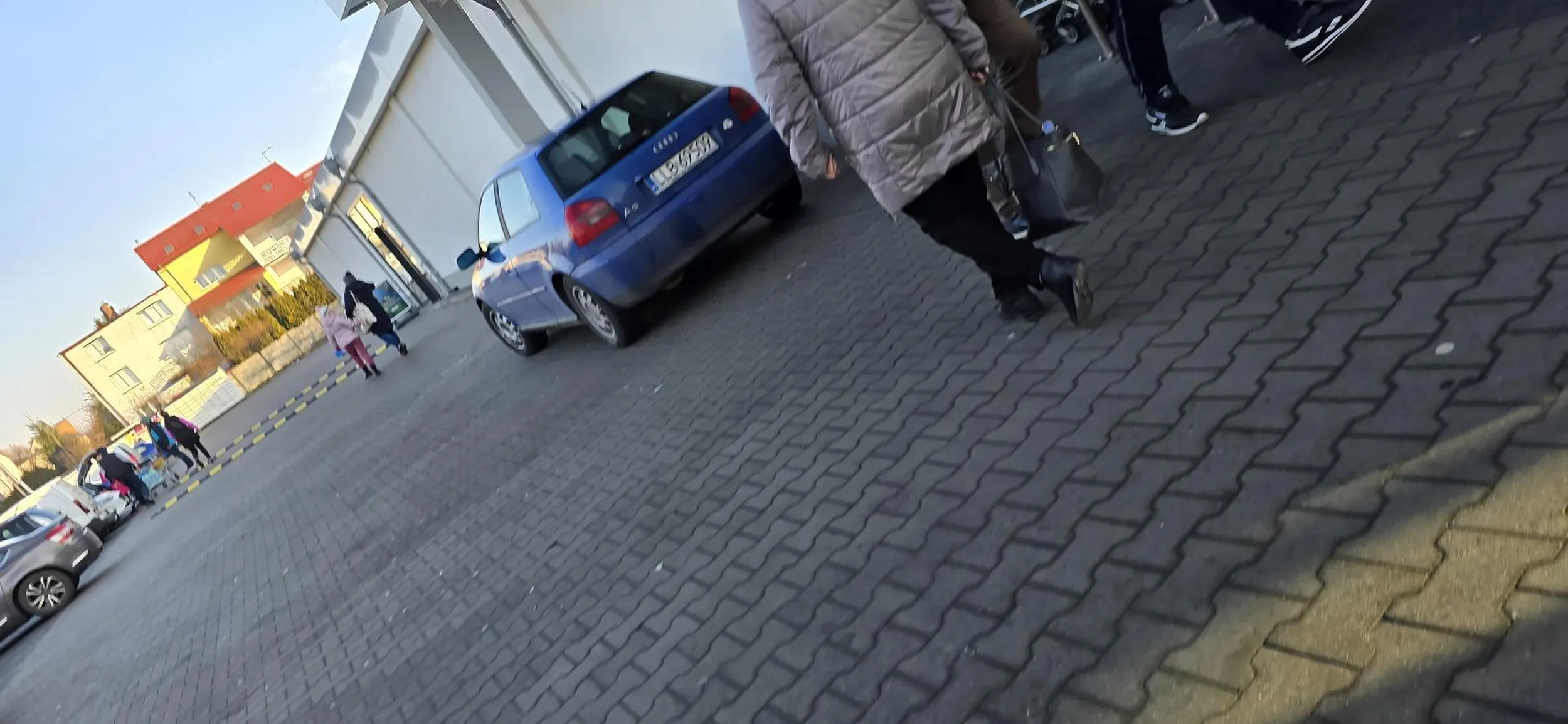 Parkować to trzeba potrafic. Wypierdalaj na swoją wieś buraku, telefon wyciągnął i idzie do lidla, karynka za nim xD beka z pojebow