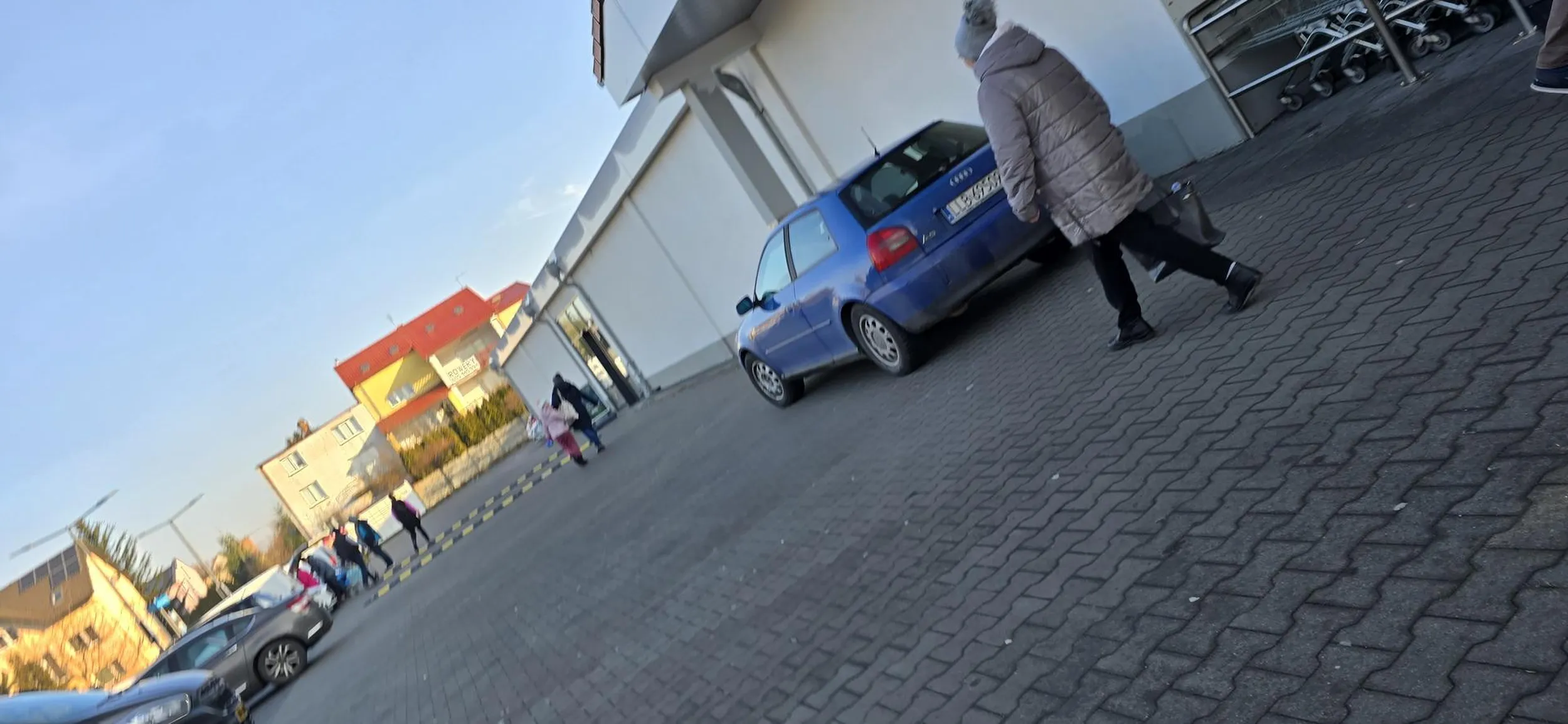 Parkować to trzeba potrafic. Wypierdalaj na swoją wieś buraku, telefon wyciągnął i idzie do lidla, karynka za nim xD beka z pojebow