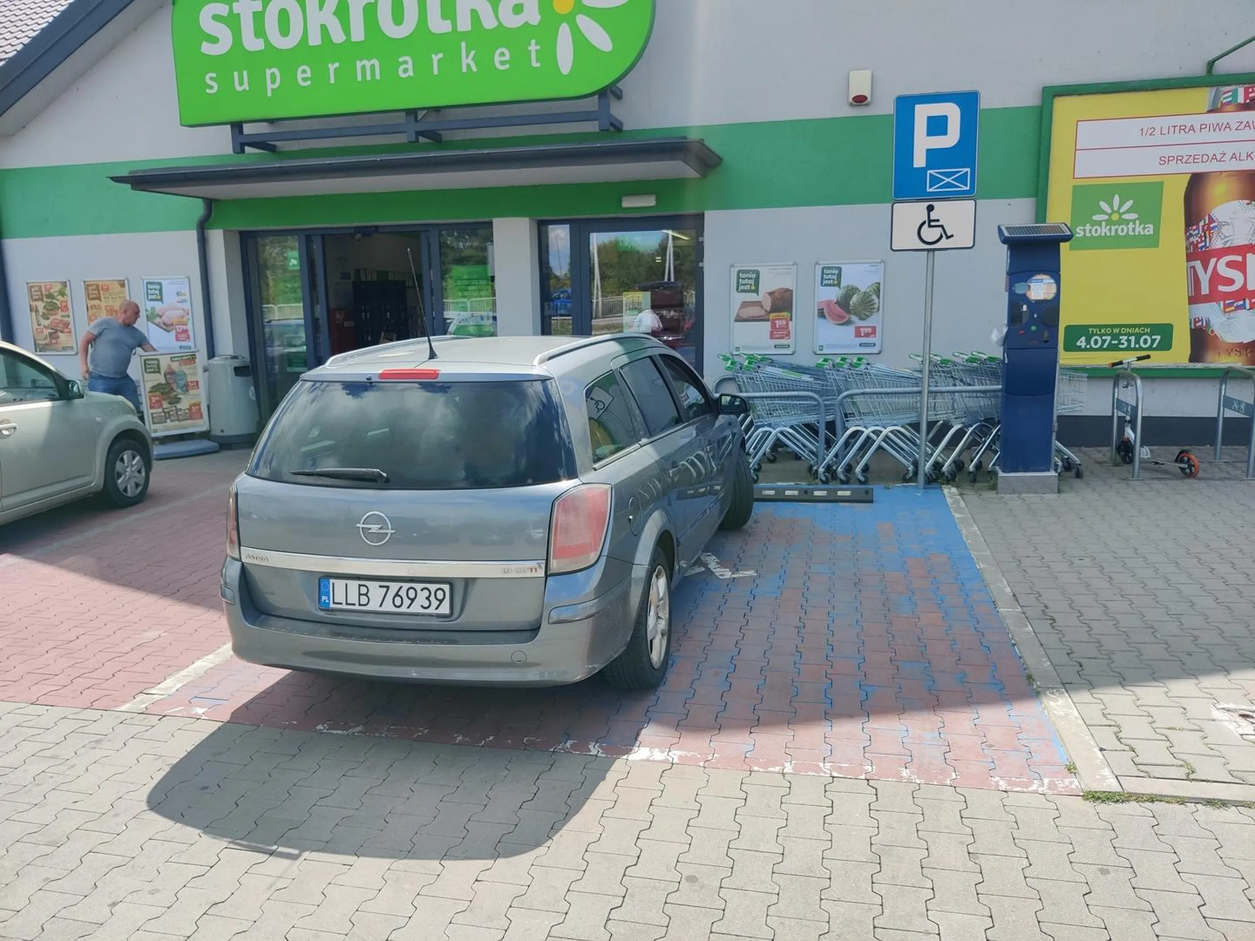 Jeździ tym autem Cygan czy inny rom, parkuje na miejscu dla inwalidów i nic sobie nie robi z przepisów...