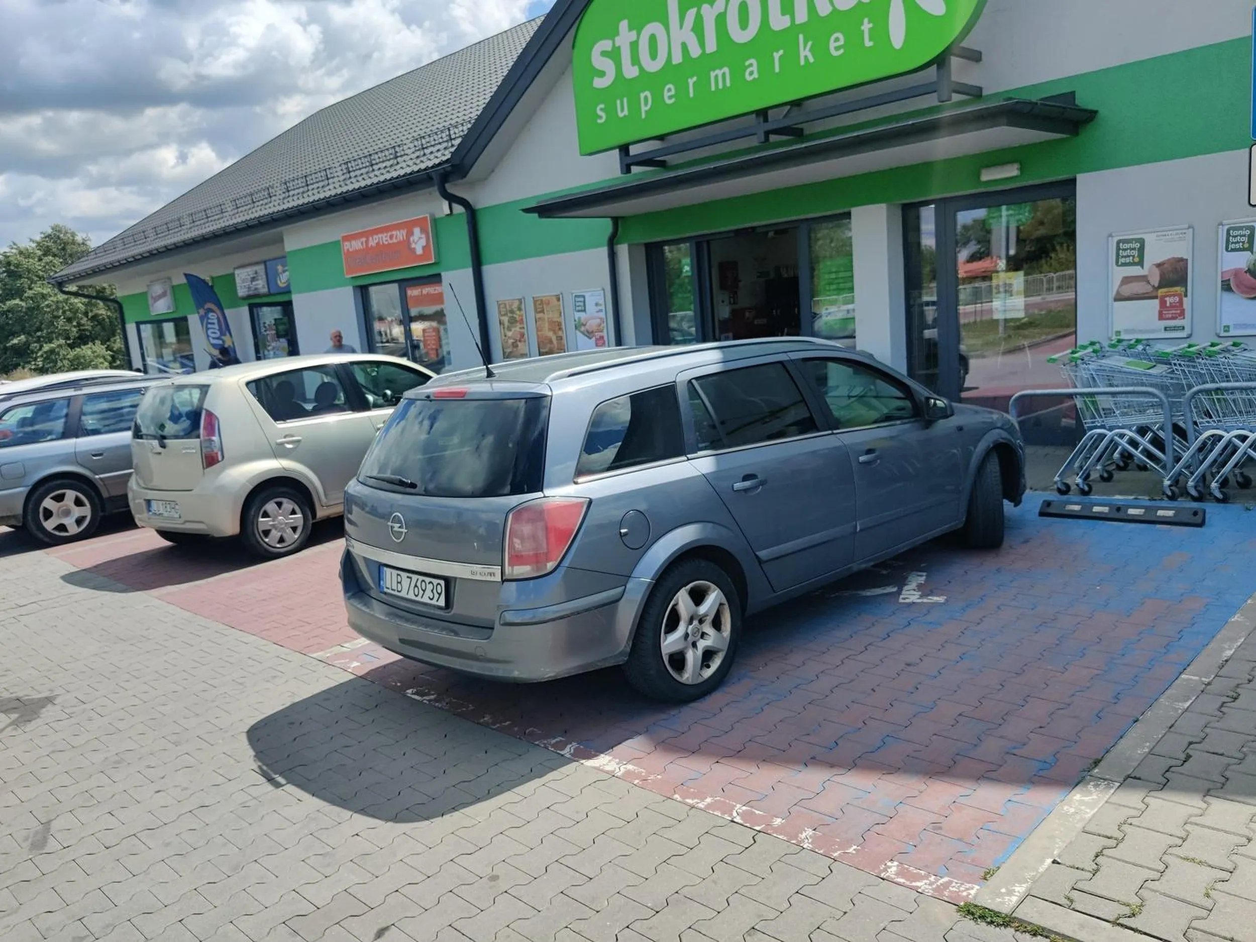 Jeździ tym autem Cygan czy inny rom, parkuje na miejscu dla inwalidów i nic sobie nie robi z przepisów...