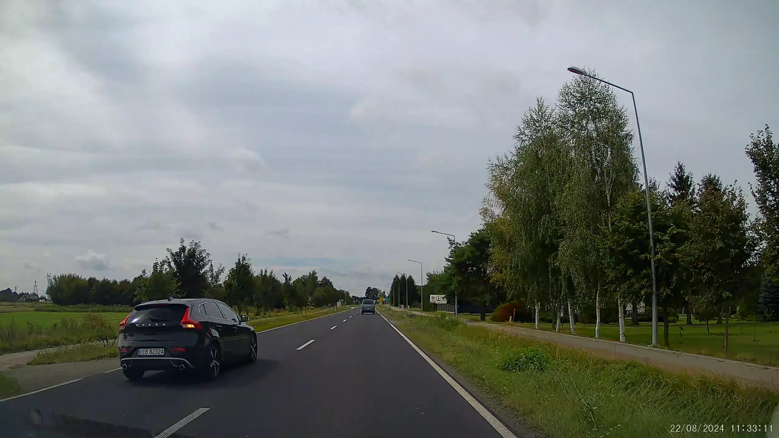 Oświeć innych po co sie wpierdalasz między samochody które jadą 100/h no chyba że chcesz mieć rozwalony ryj i dupę w razie wypadku