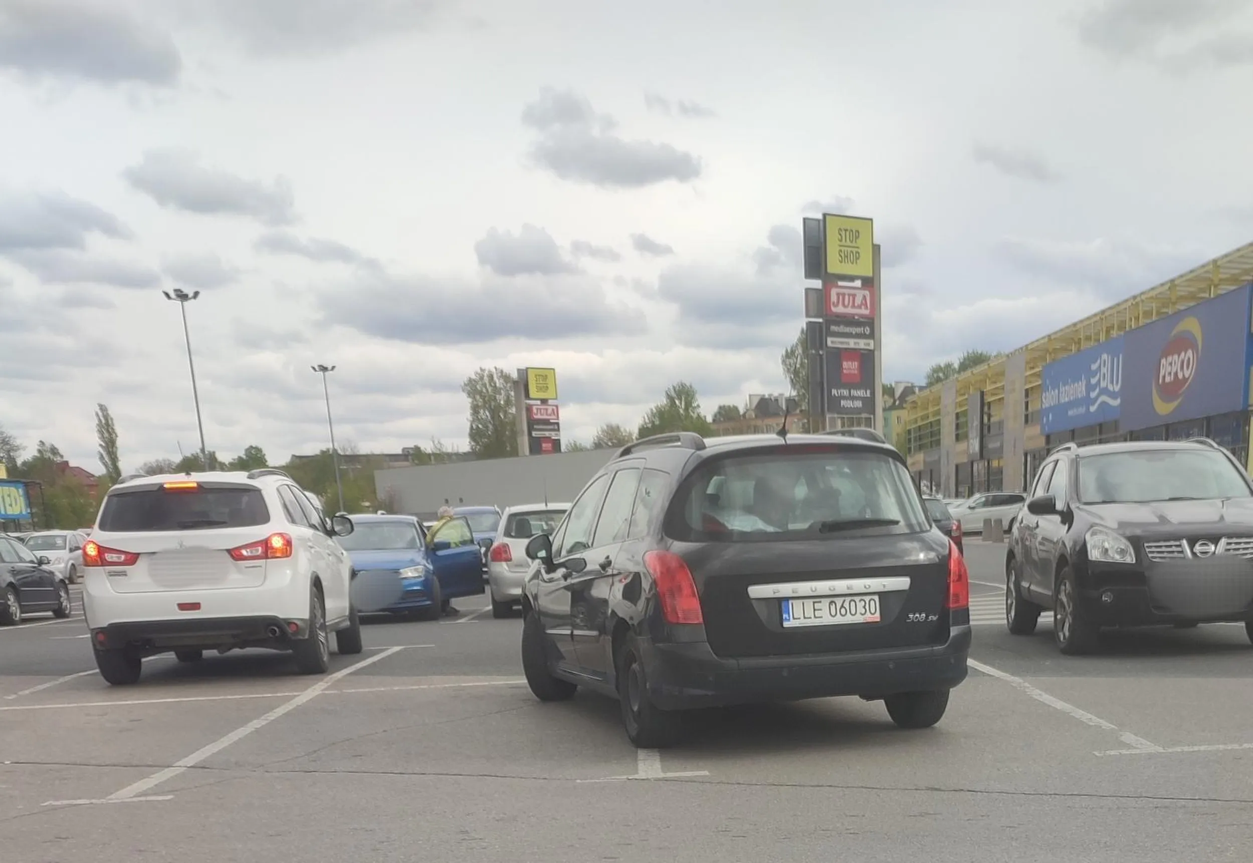 Kobieto parkowanie nie jest twoją dobrą stroną, nawet nie próbowałaś poprawić