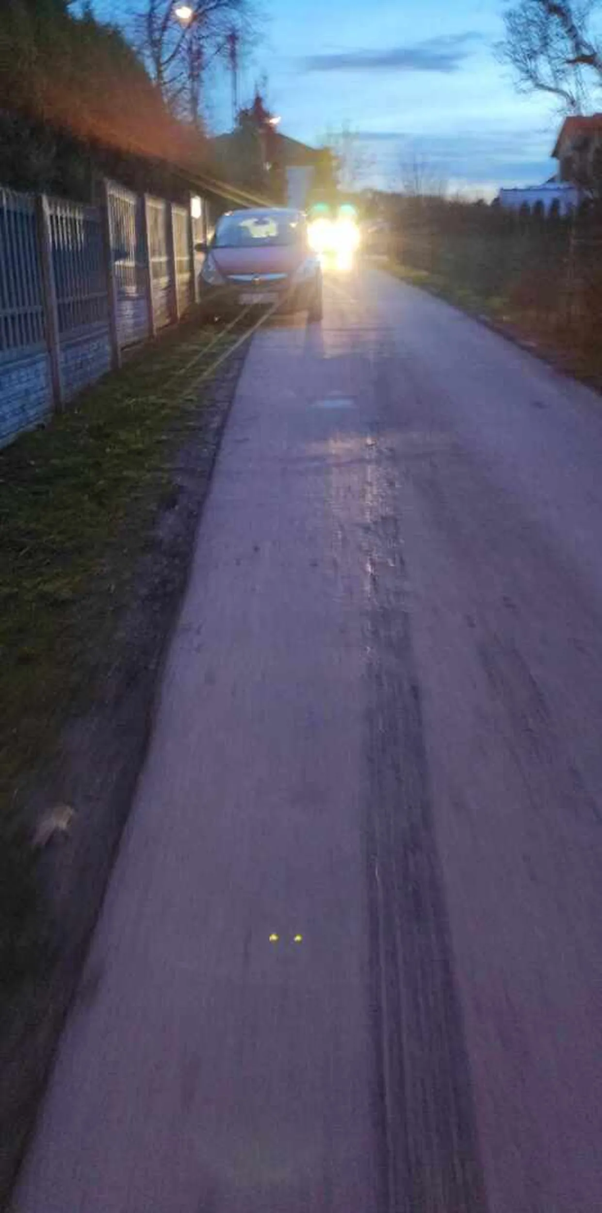 Poraz kolejny ta sama osoba, parkuje na drodze utrudniając przejazd innym.