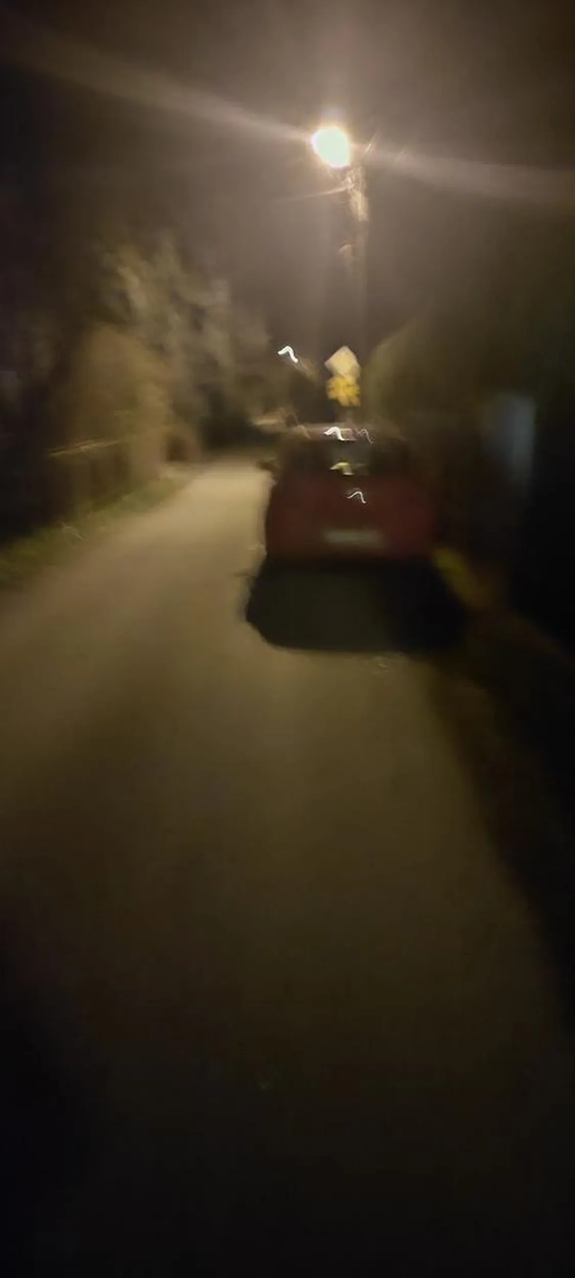 Poraz kolejny ta sama osoba, parkuje na drodze utrudniając przejazd innym.