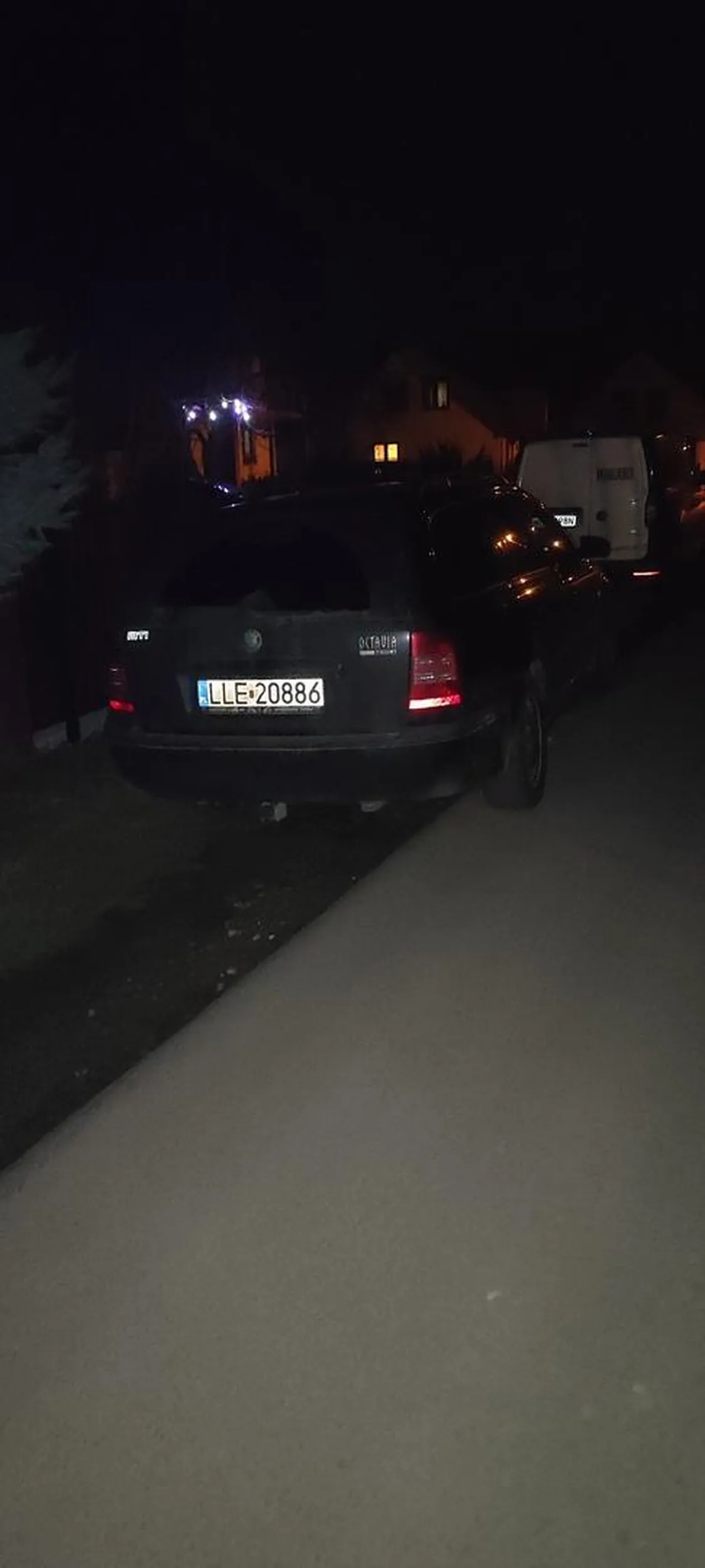 Parkowanie na prywatnej posesji wymaga zgody jej właściciela. Następnym razem samochód zostanie odholowany.