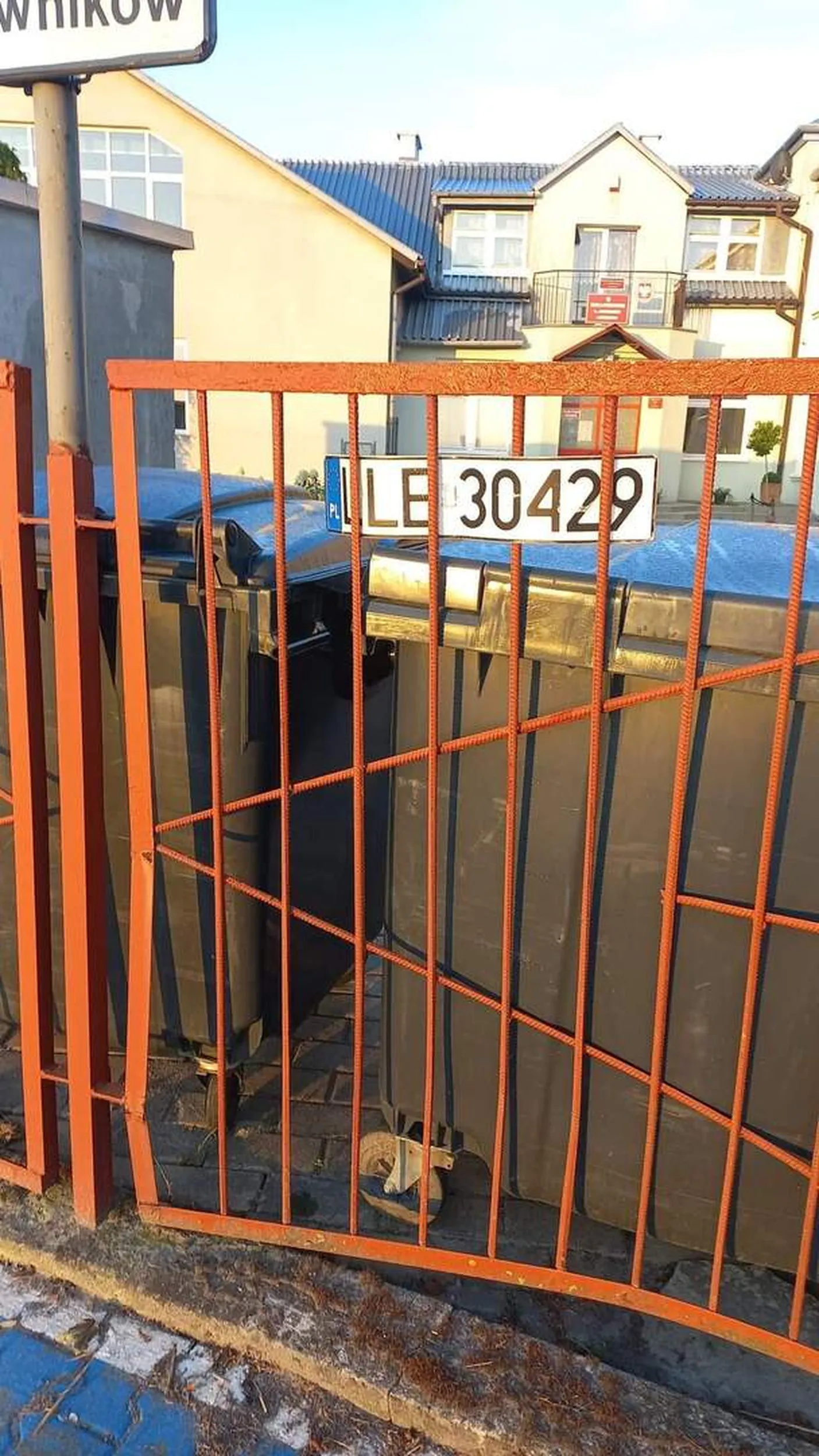 LLE30429 Lokalizacja Szkoła  Krzesimów znaleziono tablicę rejestracyjną