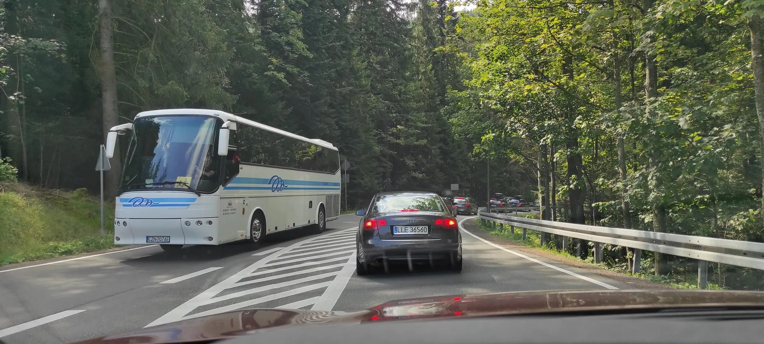 Gość jedzie 35km/h na 90 i gapi się w telefon. Zjeżdża na przeciwległy pas.