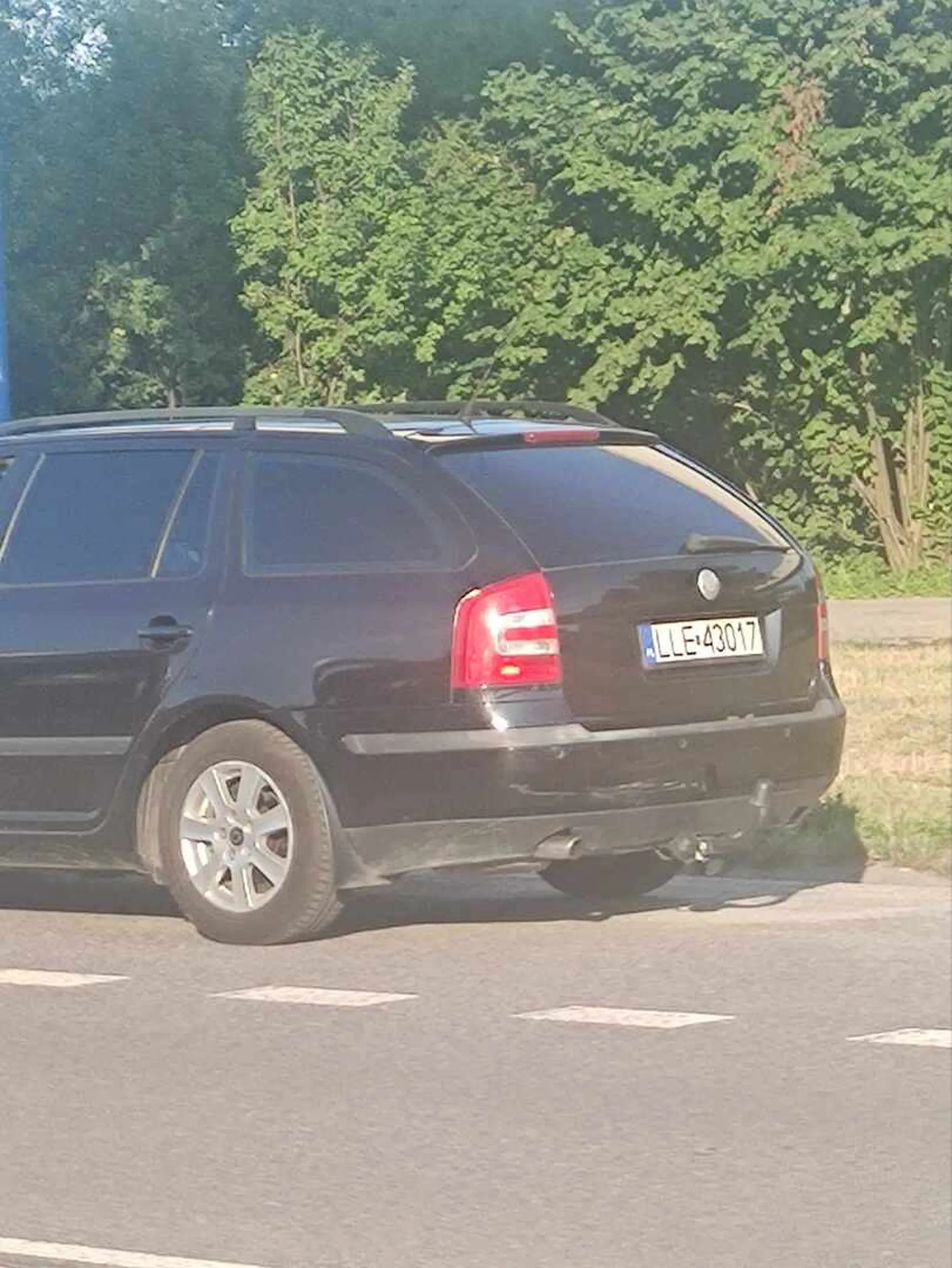 Stalker obserwujący ludzi. Pod kopułą  cos nie styka