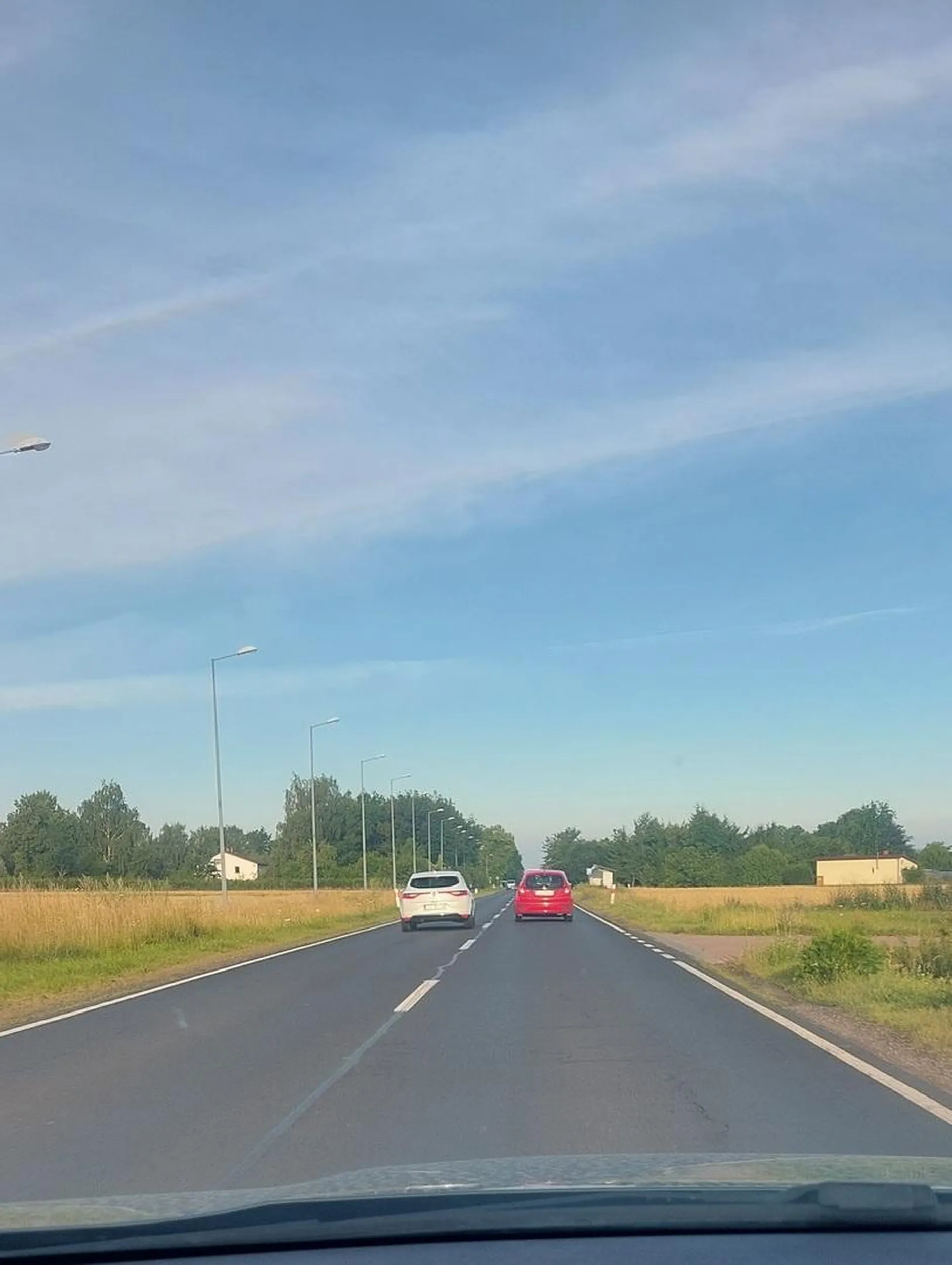 Uważajcie na babsztyla z białego renault. Próbuję doprowadzić do kolizji podczas wyprzedzania, zmusza innych kierowców do gwałtownego hamowania . Trzyma się ściśle blisko innego auta podczas próby wyprzedzania, odrazu zaczyna wykonywać ten sam manewr co powoduje wycofanie się prawidłowo jadącego kierowcy na sam koniec pokazuje środkowy palec uśmiechając się.  Widziana kilkukrotnie na trasie Łęczna-Lublin za każdym razem robi to samo.