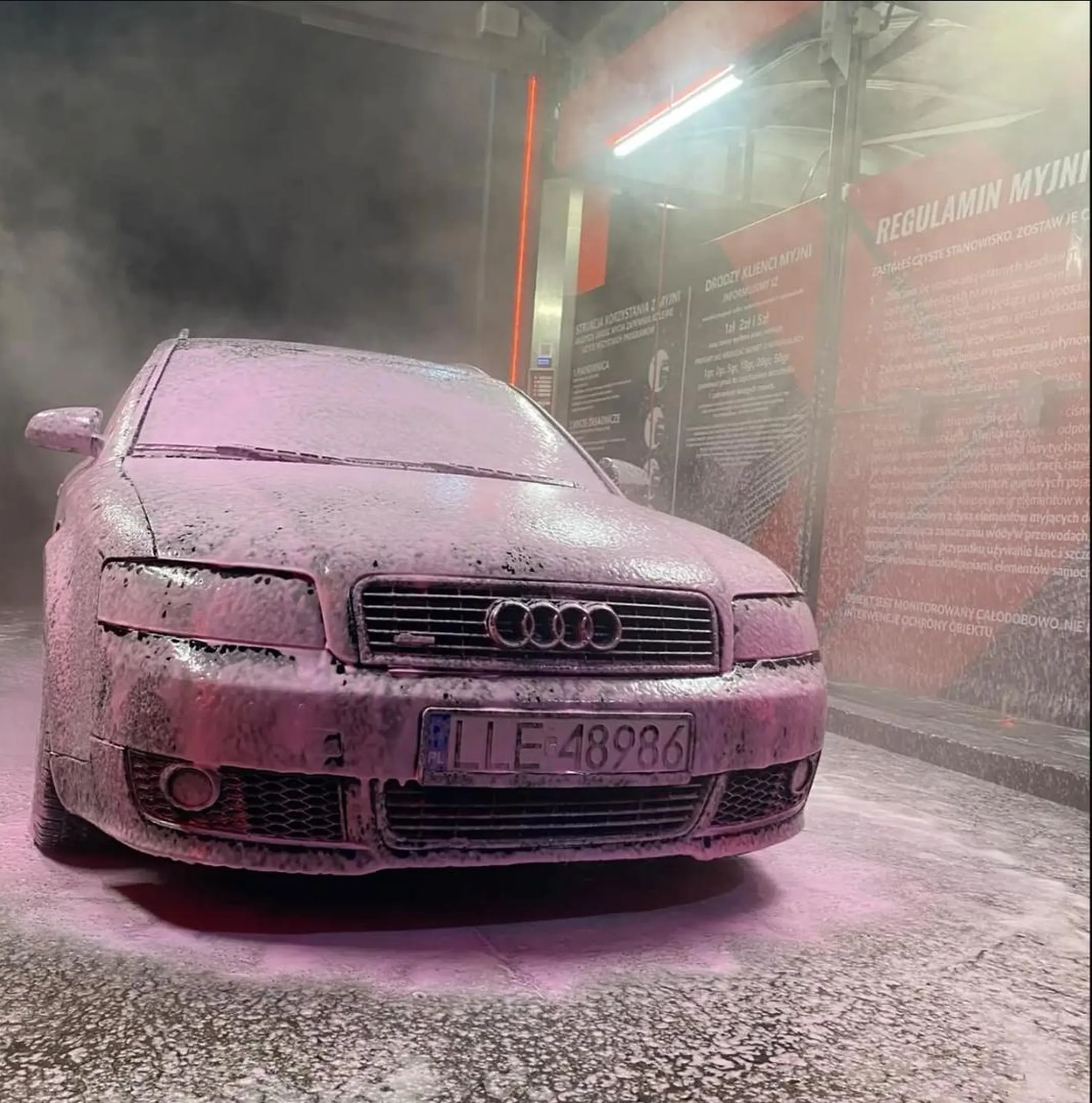 Ostatnio prawie potrącił mnie na pasach. Muzyka grała głośno na tyle że karetki nie słyszał. Prawdopodobnie jezdzi pijany. Uważajcie na tego kierowcę w Lubartowie