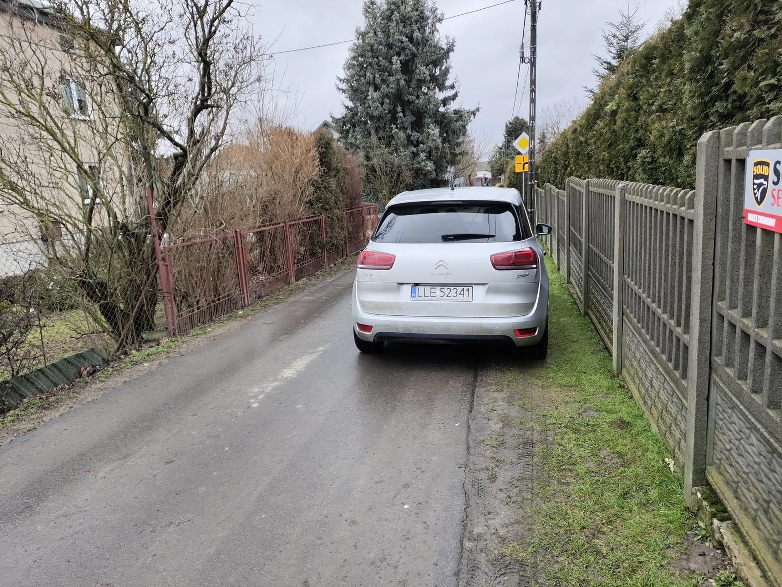 Kobieta mało myśląca, zastawia cały przejazd na szosie parkując