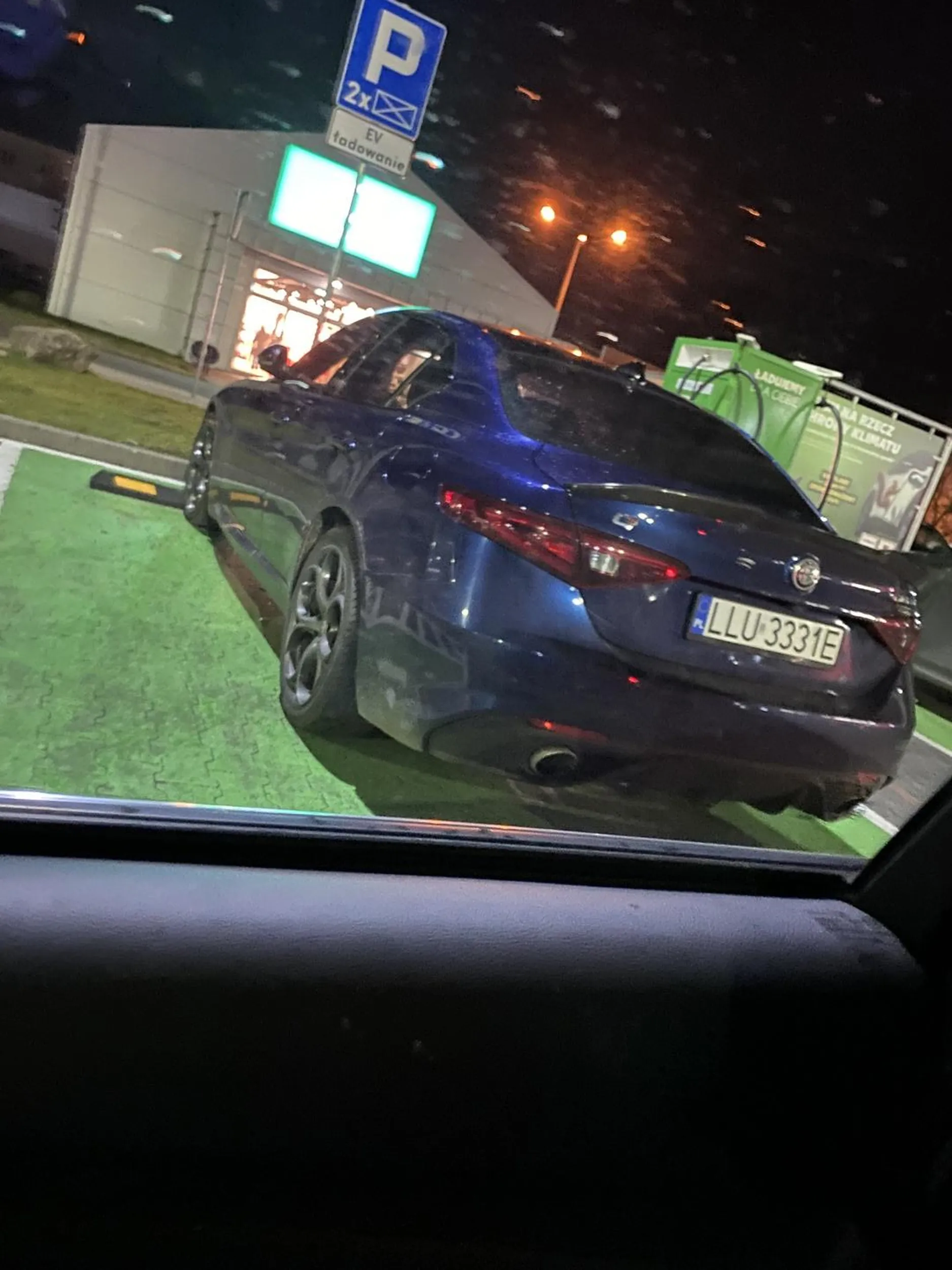 Chyba prostownikiem akumulator ładowałeś co xd? Bo nic zielonego tutaj nie widać, oprócz zgniłego łba.